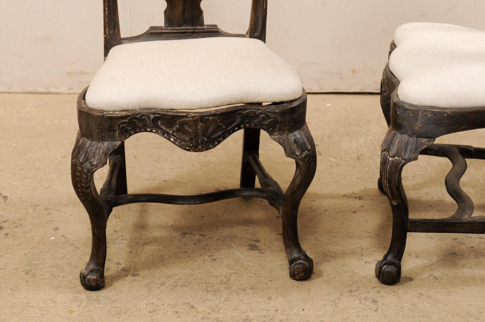 Paire de chaises d'appoint suédoises d'époque rococo en bois sculpté, 18ème siècle en vente 4