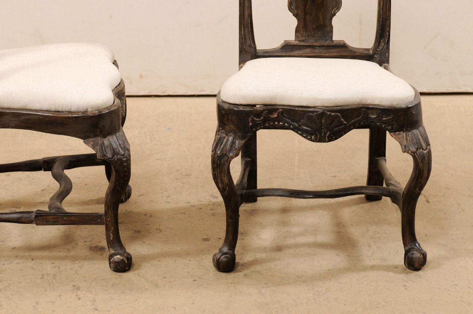 Paar geschnitzte Rokoko-Beistellstühle aus Holz aus der schwedischen Periode, 18. Jahrhundert (Polster) im Angebot