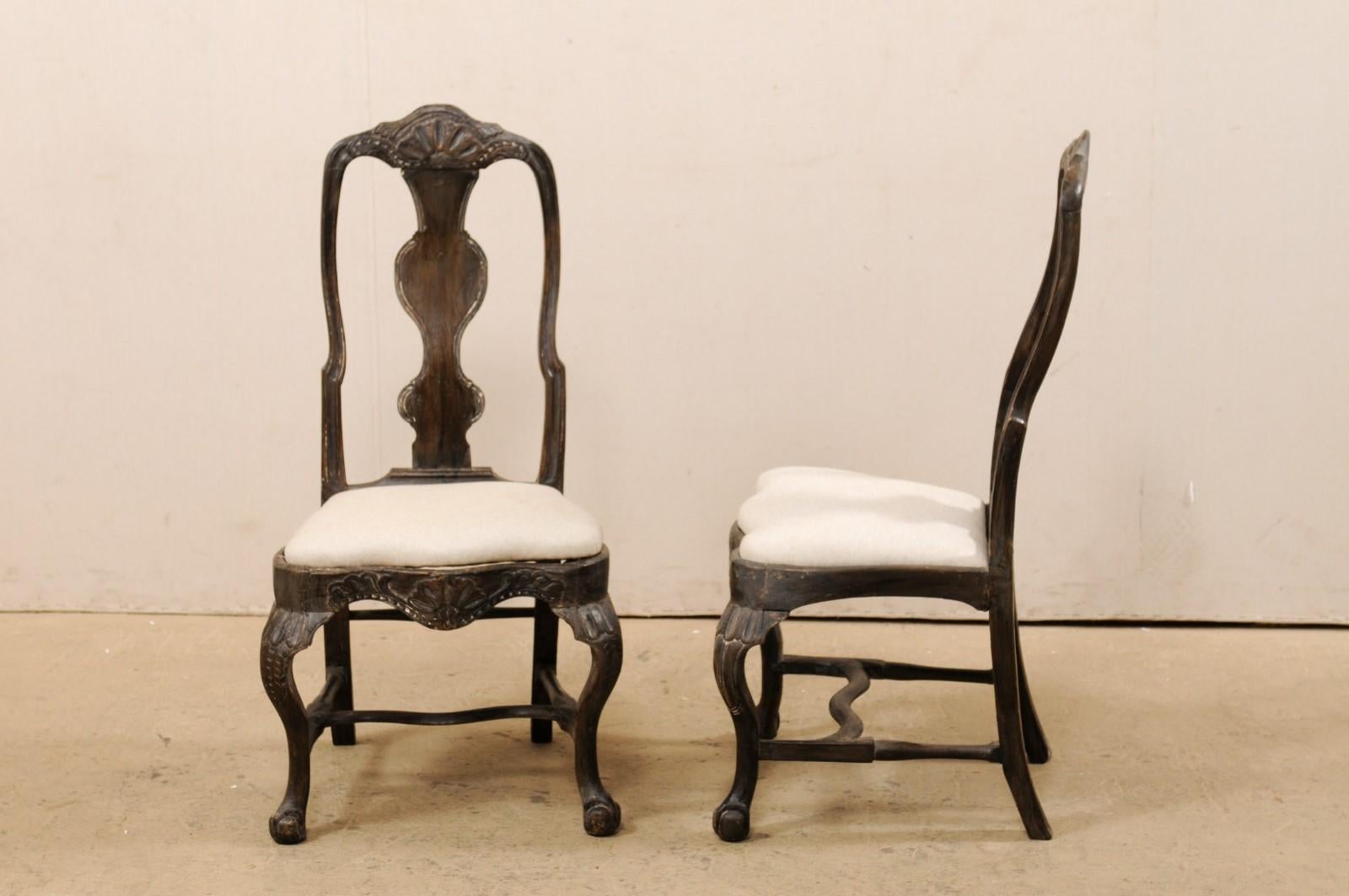 Paar geschnitzte Rokoko-Beistellstühle aus Holz aus der schwedischen Periode, 18. Jahrhundert im Angebot 4