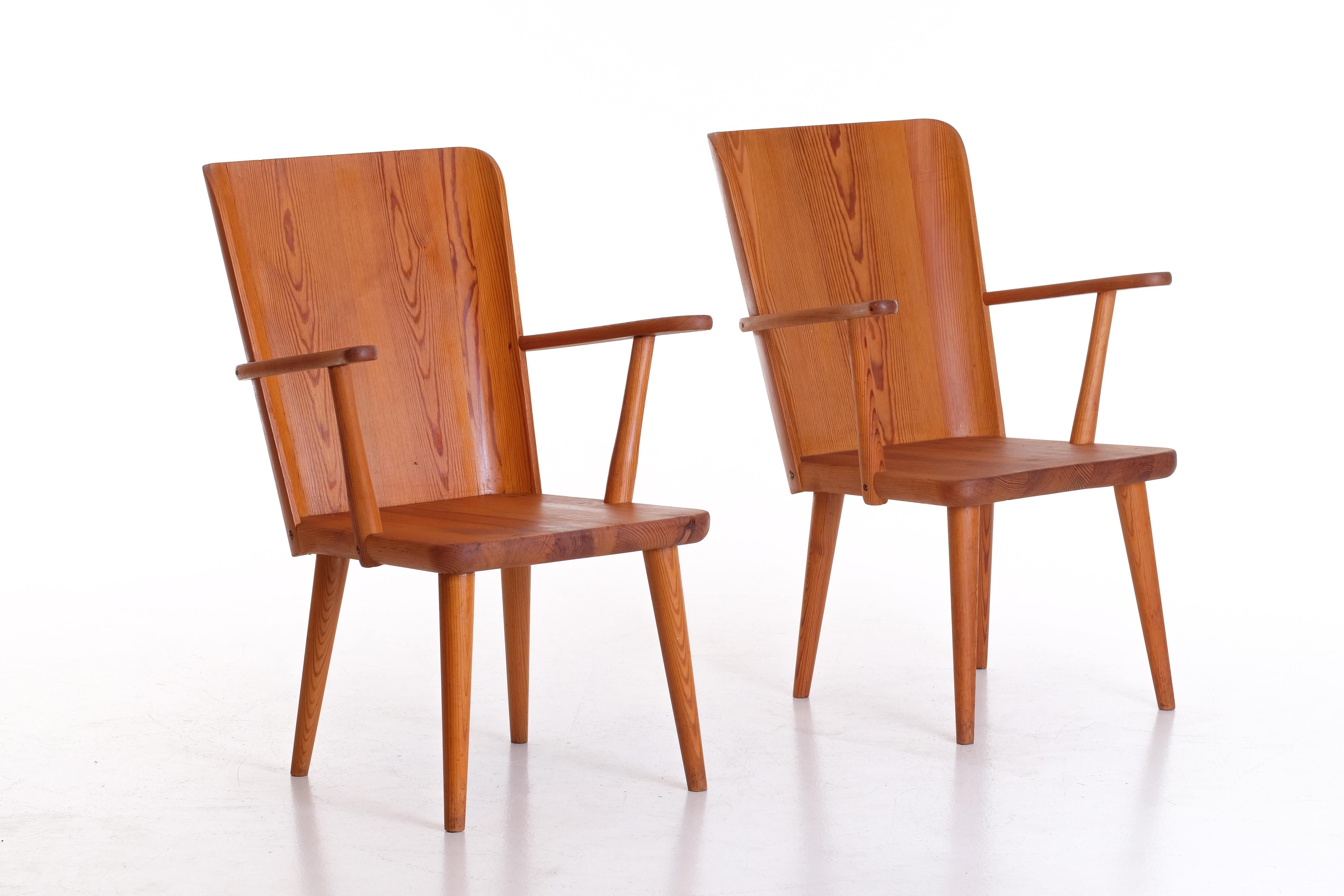 Scandinave moderne Paire de chaises suédoises en pin par Göran Malmvall, années 1950 en vente