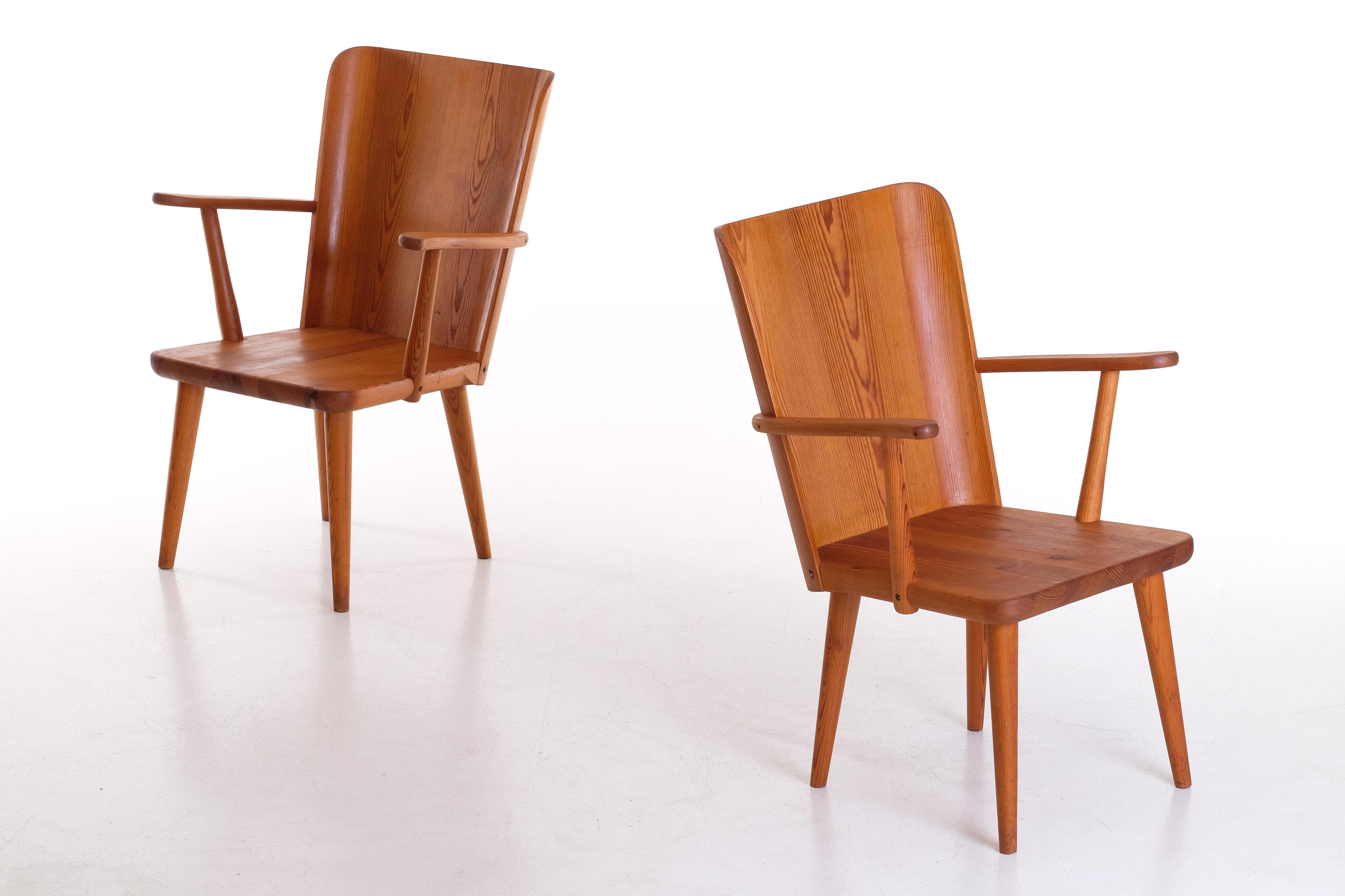 Suédois Paire de chaises suédoises en pin par Göran Malmvall, années 1950 en vente