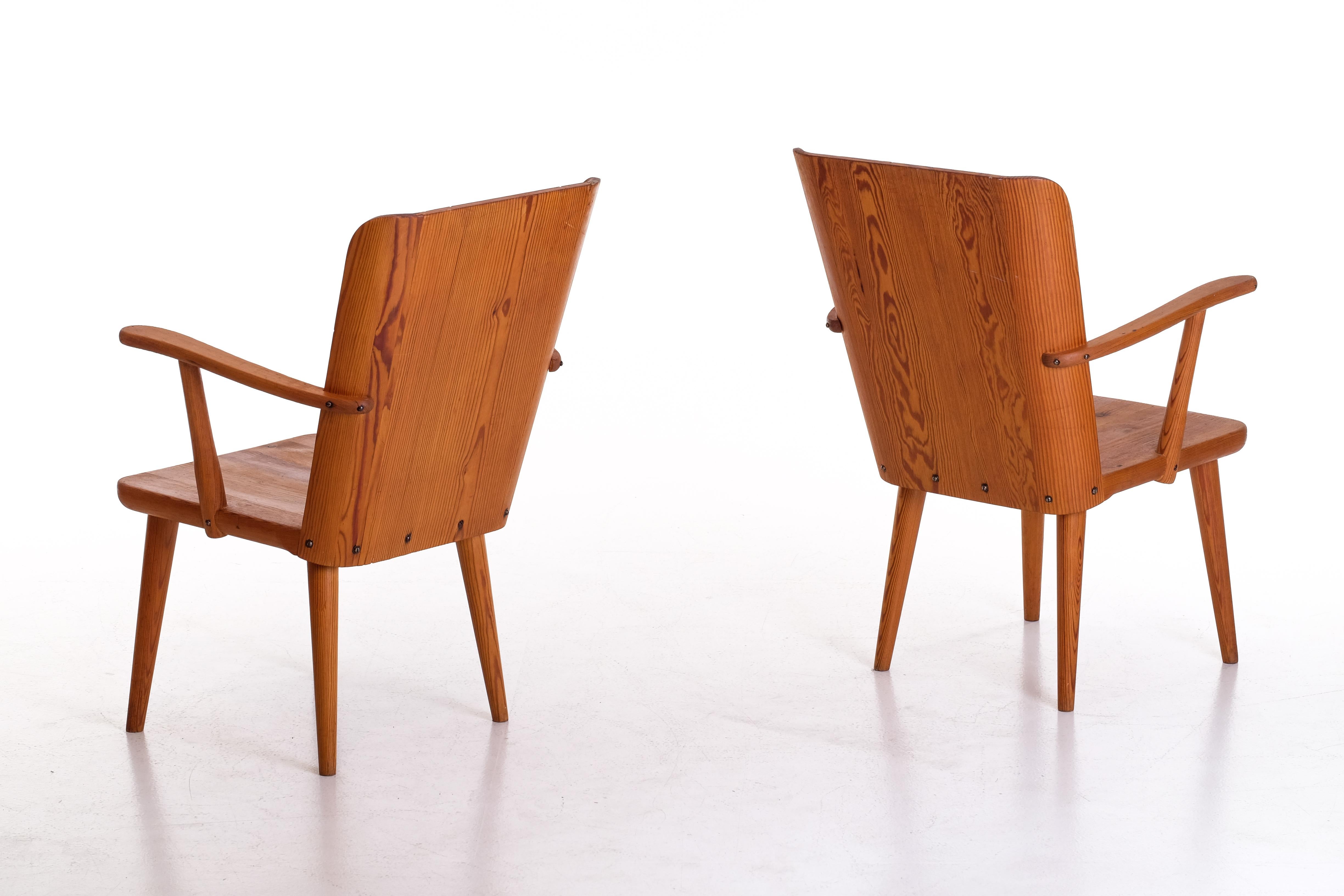 Mid-20th Century Pair of Swedish Pine Chairs by Göran Malmvall, 1950s For Sale