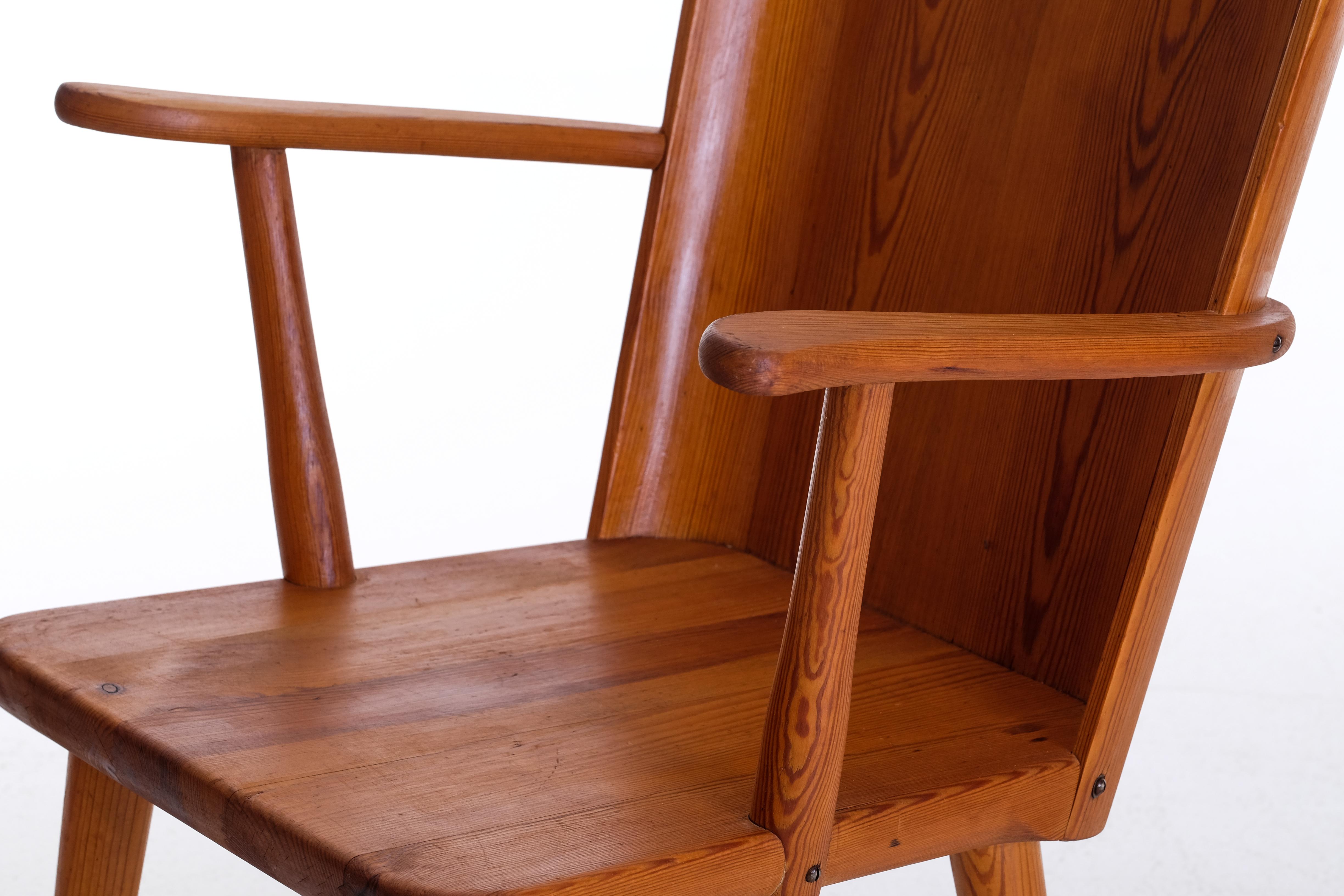 Pair of Swedish Pine Chairs by Göran Malmvall, 1950s For Sale 1