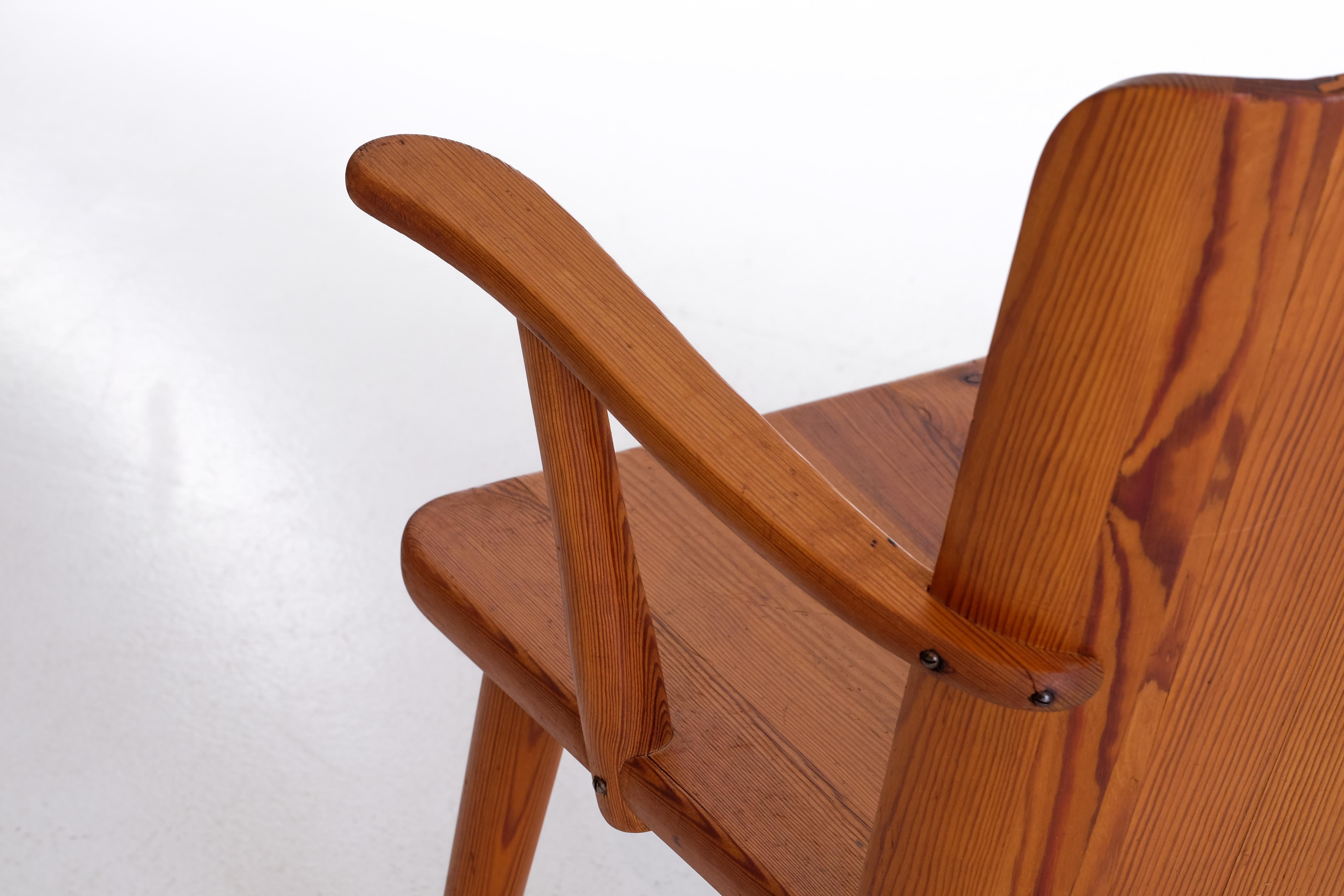 Pair of Swedish Pine Chairs by Göran Malmvall, 1950s For Sale 2
