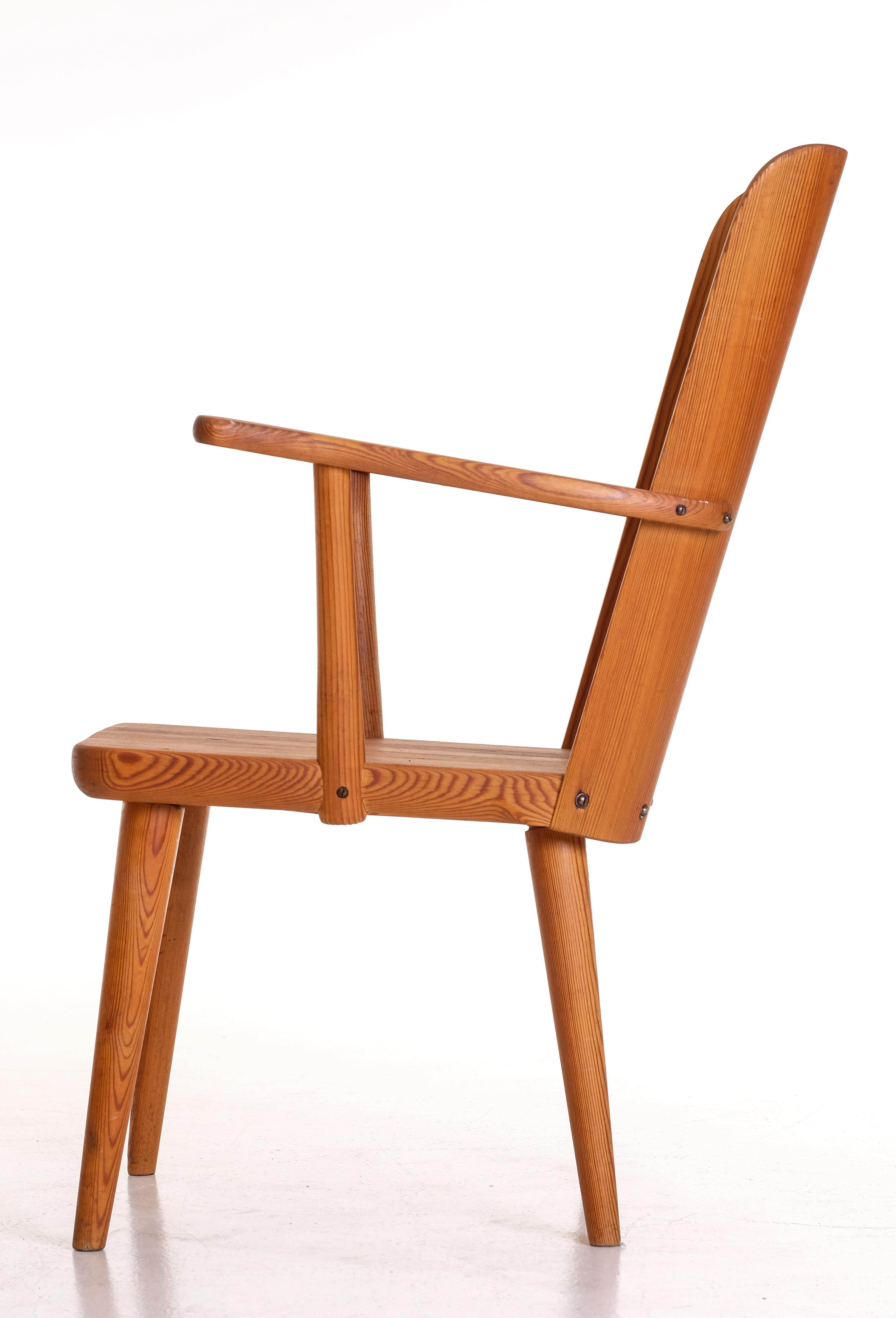 Pair of Swedish Pine Chairs by Göran Malmvall, 1950s For Sale 3
