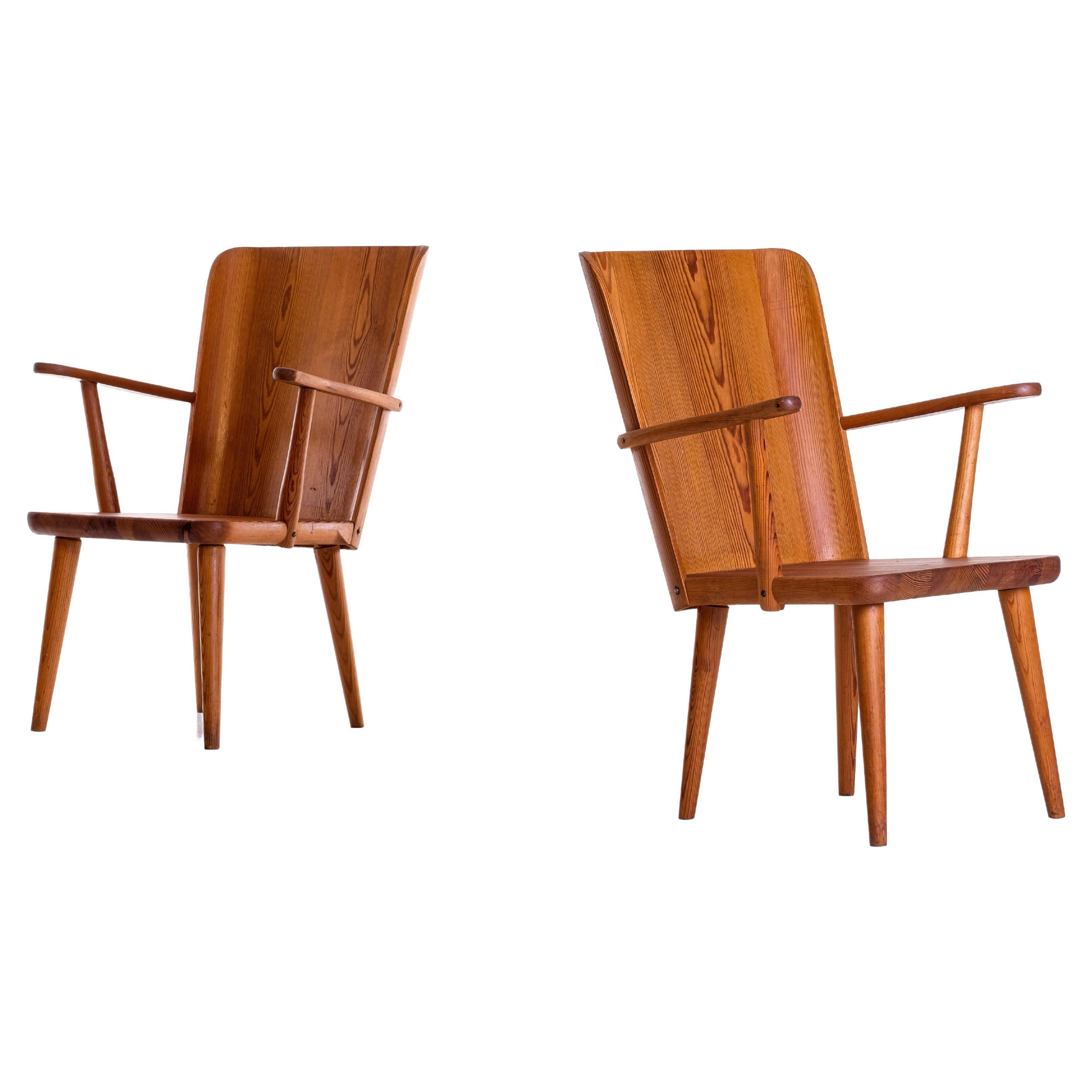 Pair of Swedish Pine Chairs by Göran Malmvall, 1950s For Sale