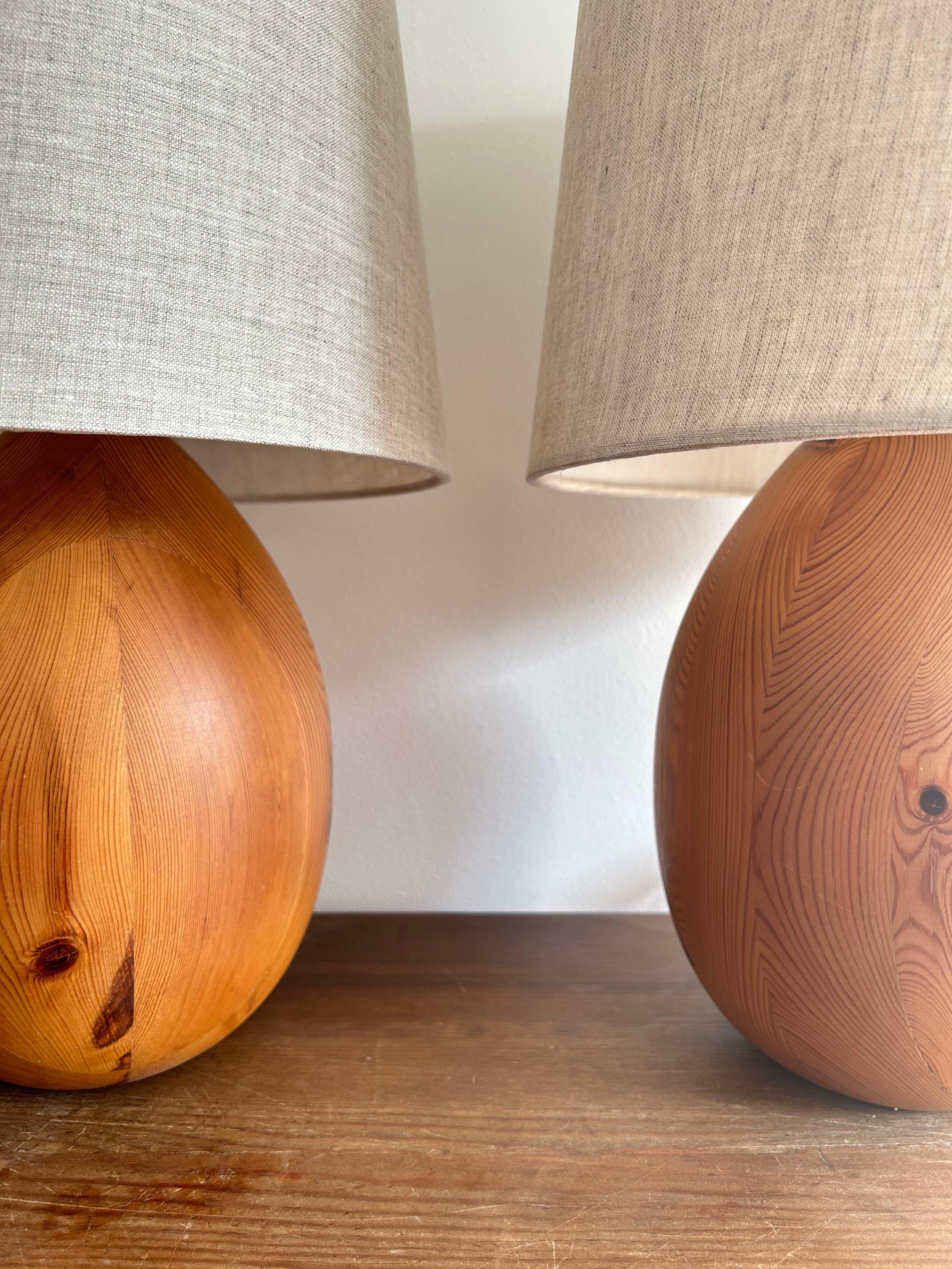 Seltenes Paar Tischlampen aus Kiefer, hergestellt in Schweden in den 1960er Jahren.

Die Lampen sind aus Kiefernholz gefertigt, das mit Öl behandelt wurde, wodurch die schöne Maserung noch besser zur Geltung kommt.
Die Lampen haben die