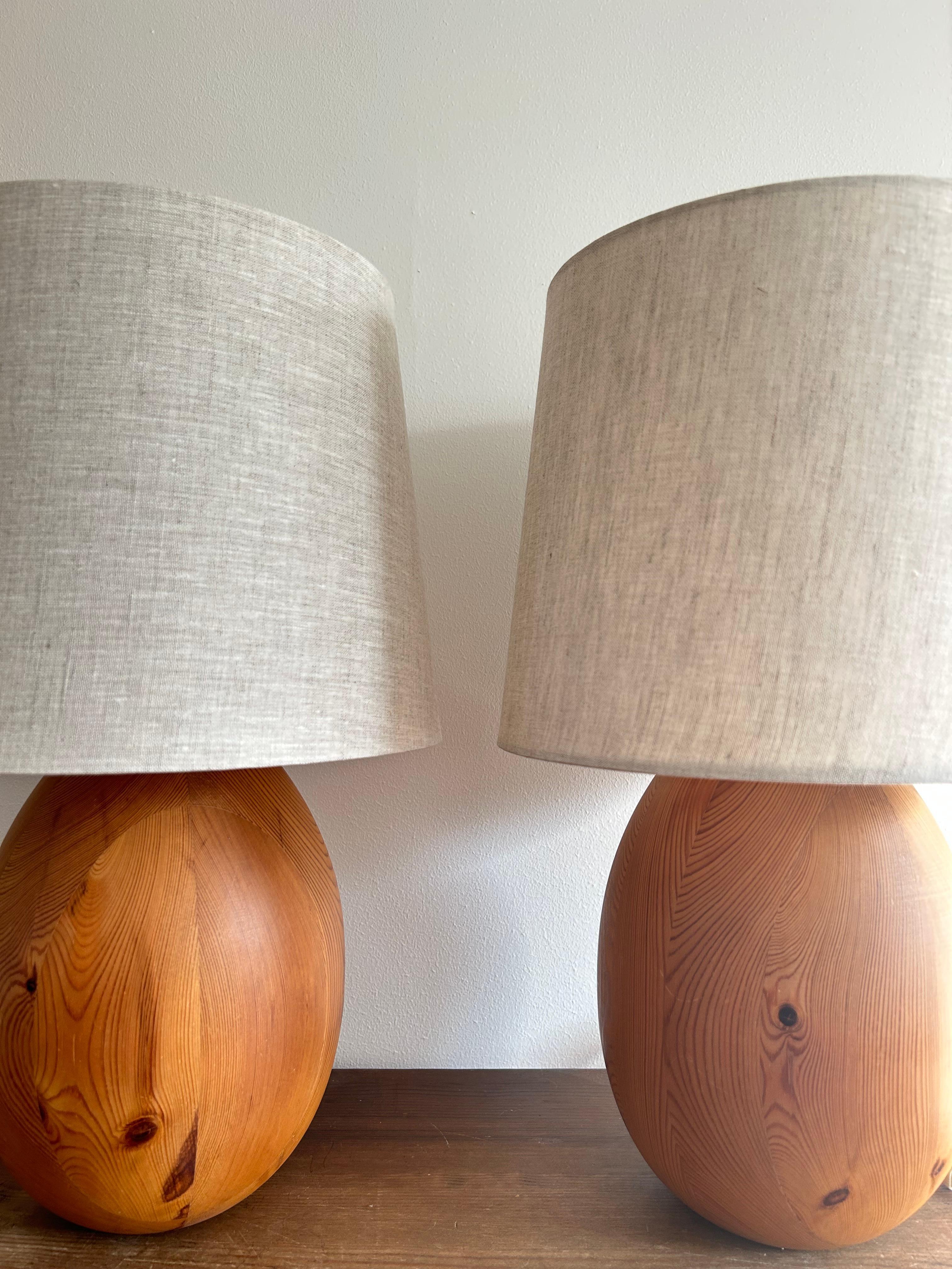 Pair of Swedish pine table lamps In Good Condition For Sale In Valby, 84