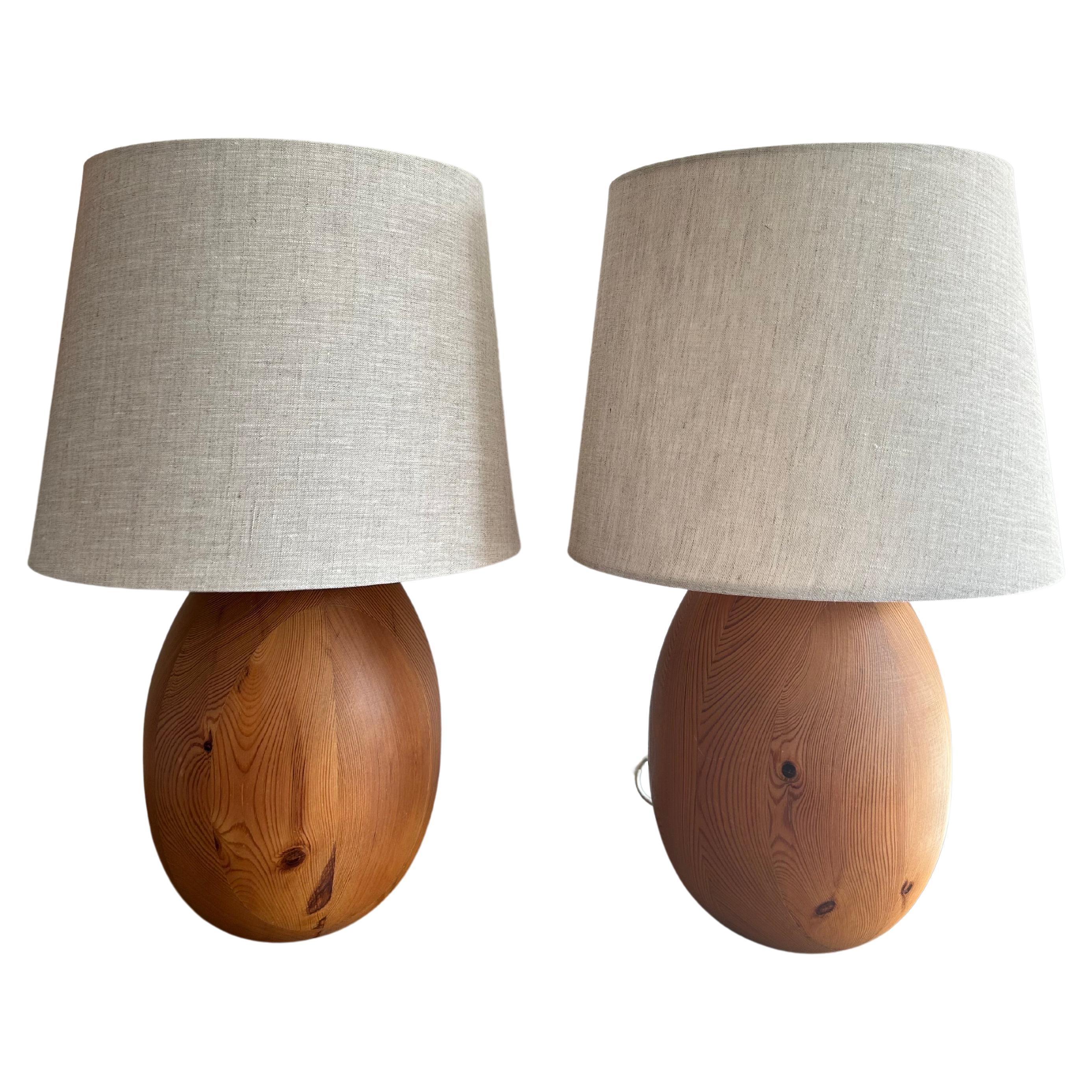 Paire de lampes de table suédoises en pin  en vente