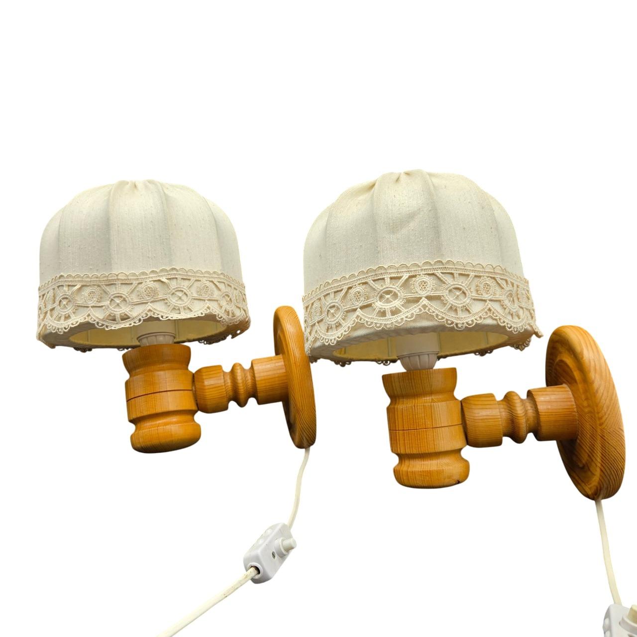Scandinave moderne Paire d'appliques suédoises modernes en pin avec abat-jour en tissu, années 1970 en vente