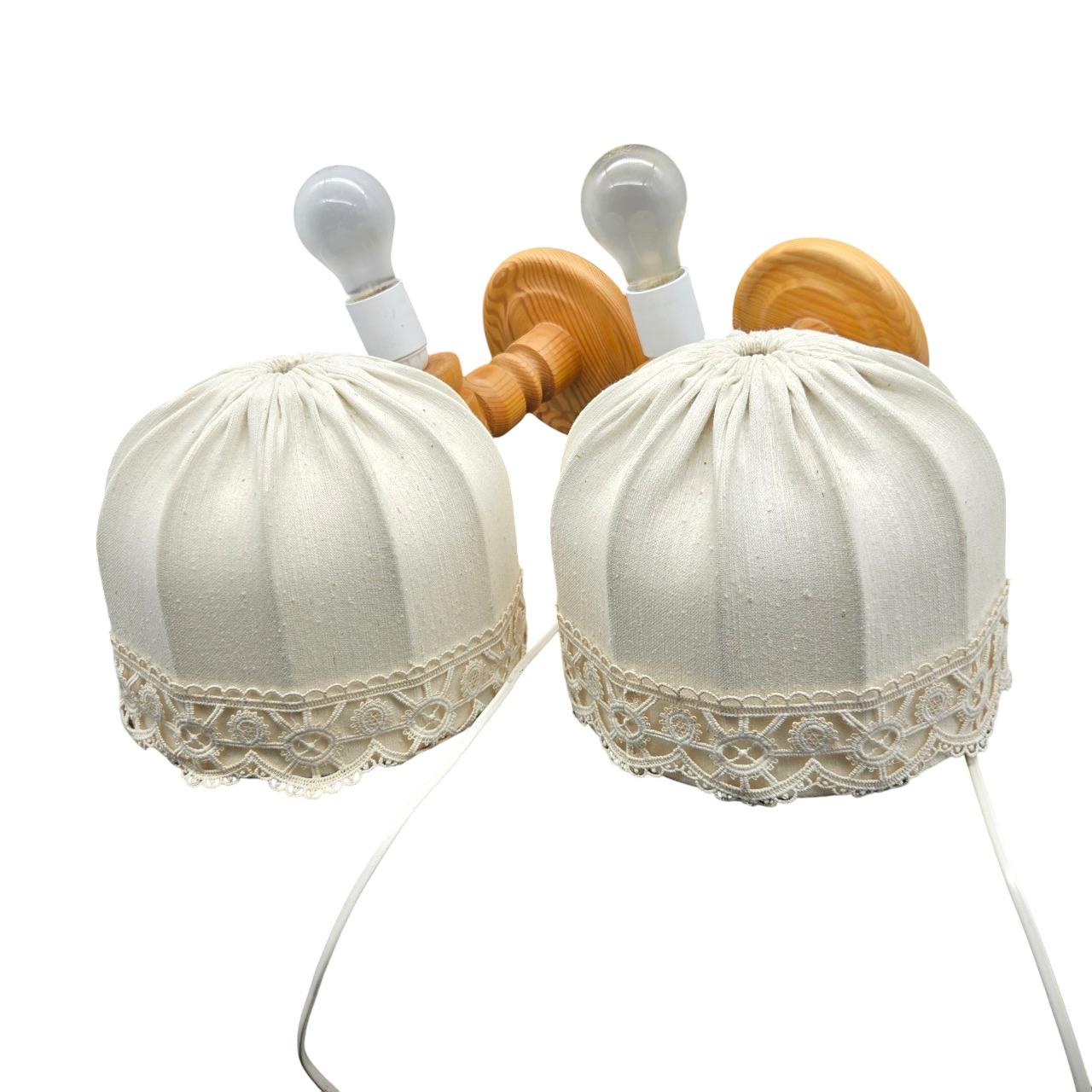 Paire d'appliques suédoises modernes en pin avec abat-jour en tissu, années 1970 en vente 1