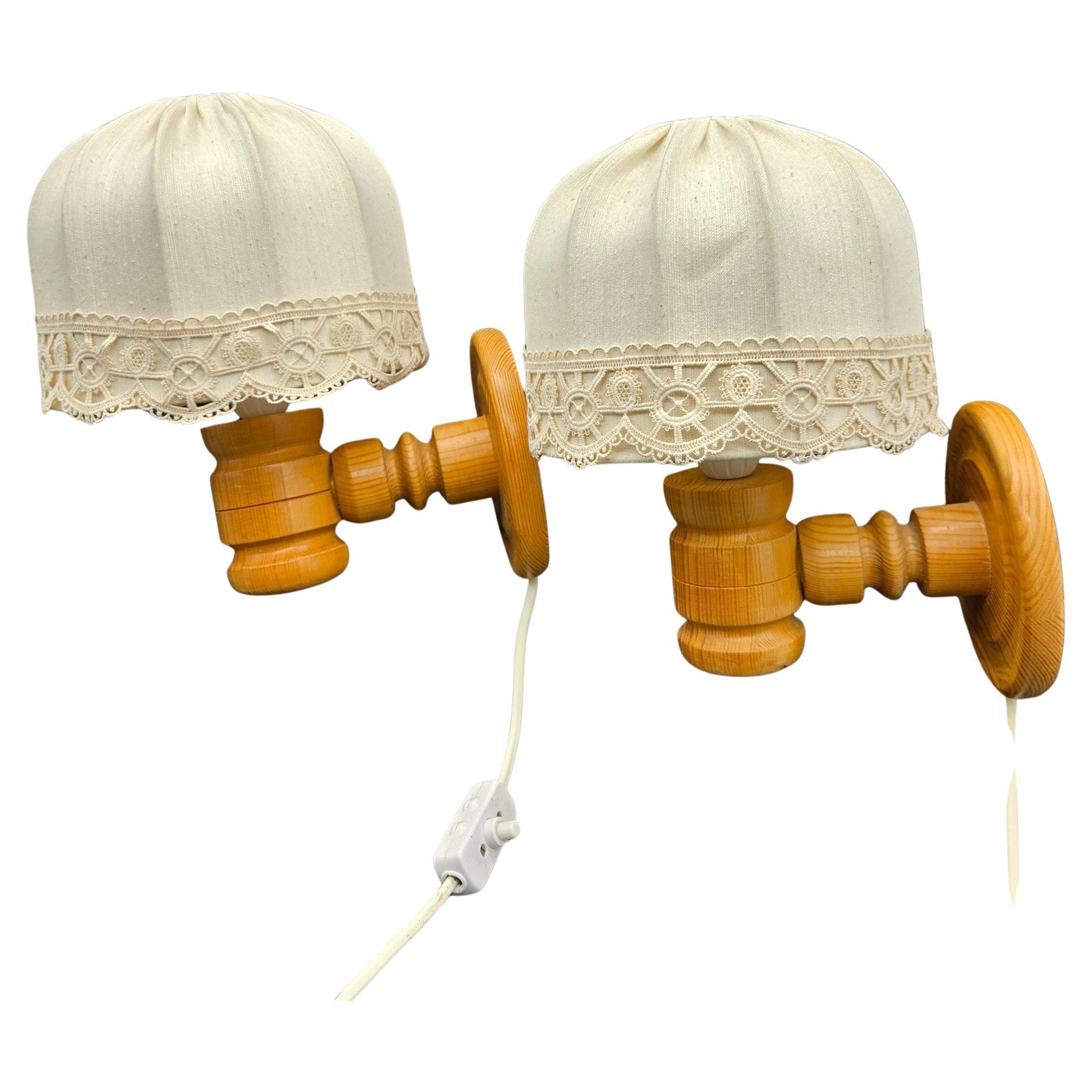 Paire d'appliques suédoises modernes en pin avec abat-jour en tissu, années 1970 en vente