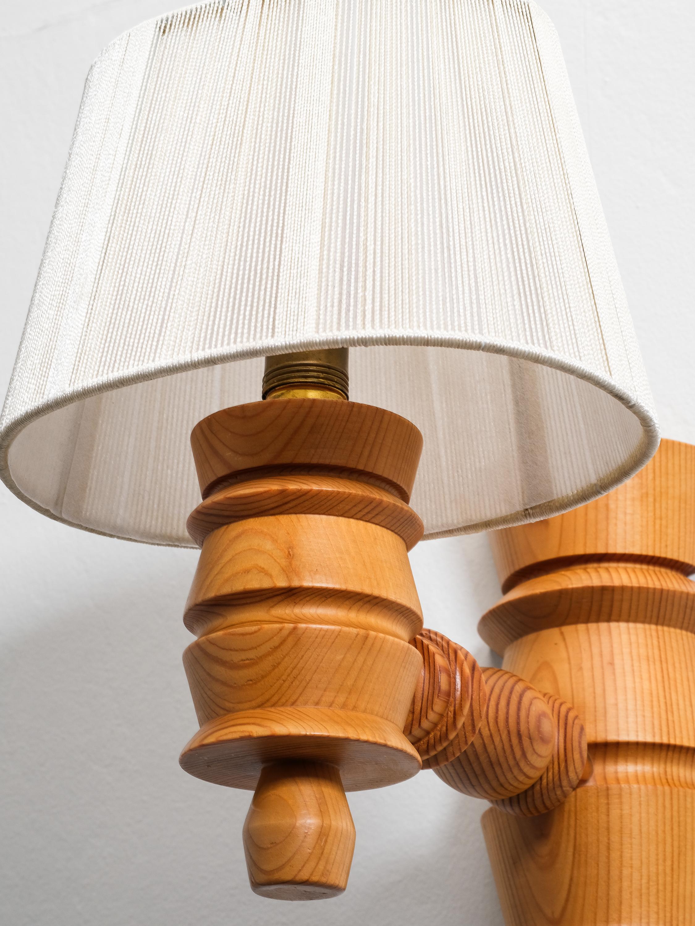 Paire de lampes murales suédoises en bois de pin, 1970 en vente 3