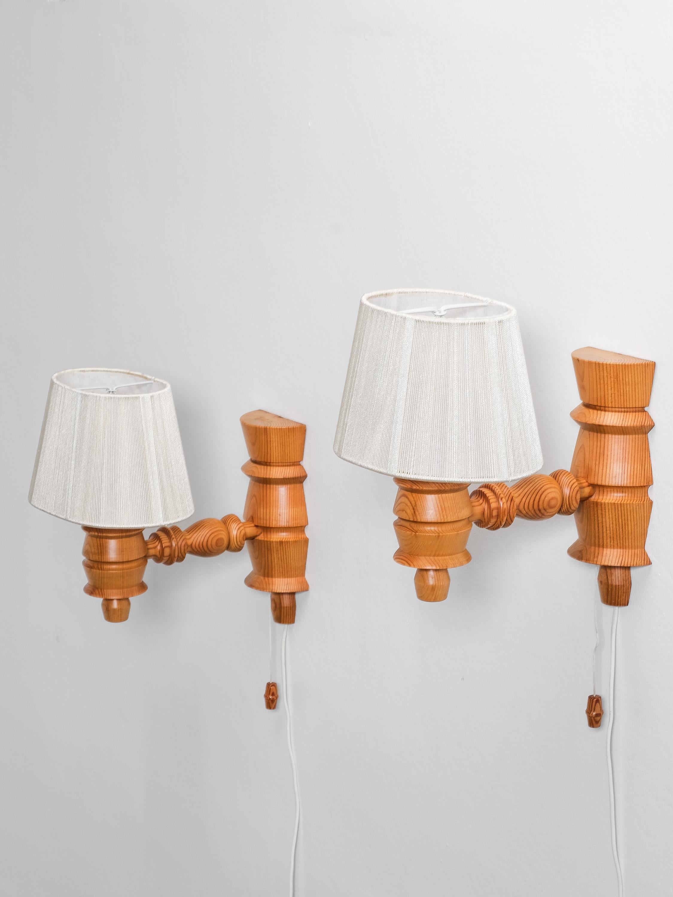 Paire de lampes murales suédoises en bois de pin, 1970 en vente 4