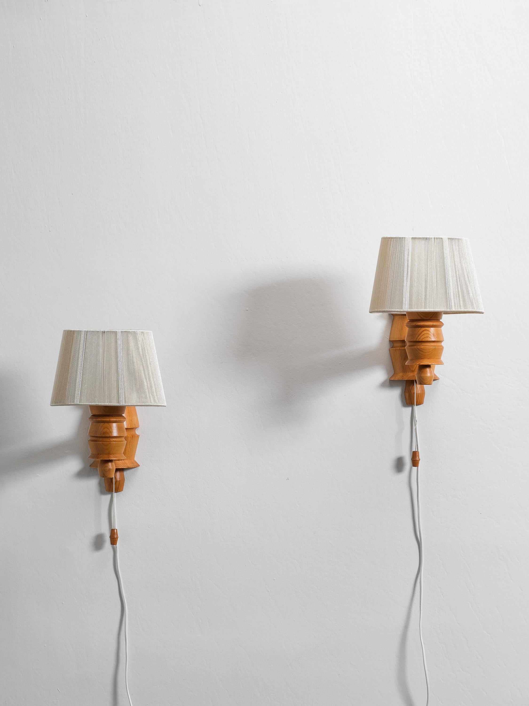Paire de lampes murales suédoises en bois de pin, 1970 en vente 5