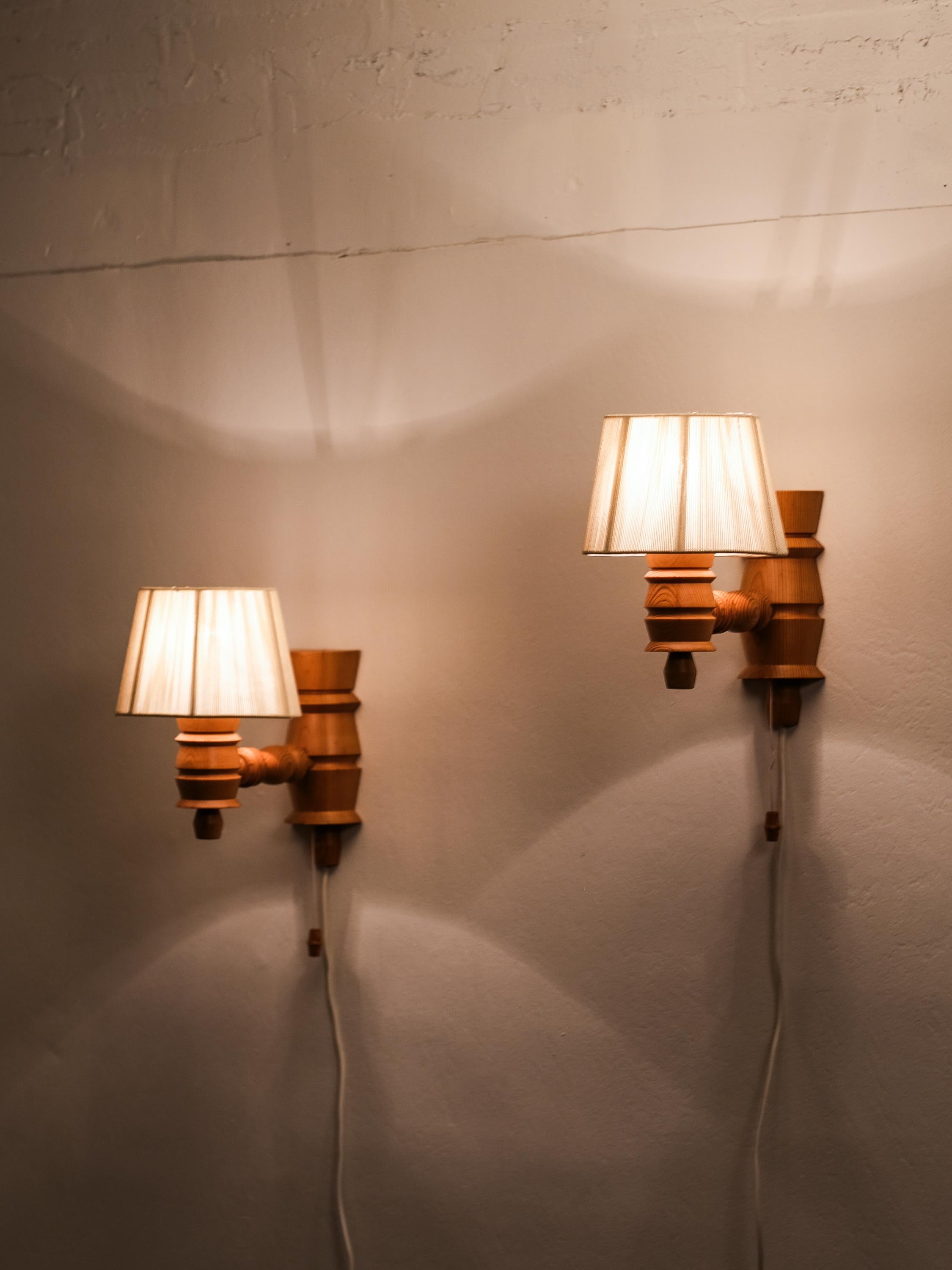Paire de lampes murales suédoises en bois de pin, 1970 en vente 6