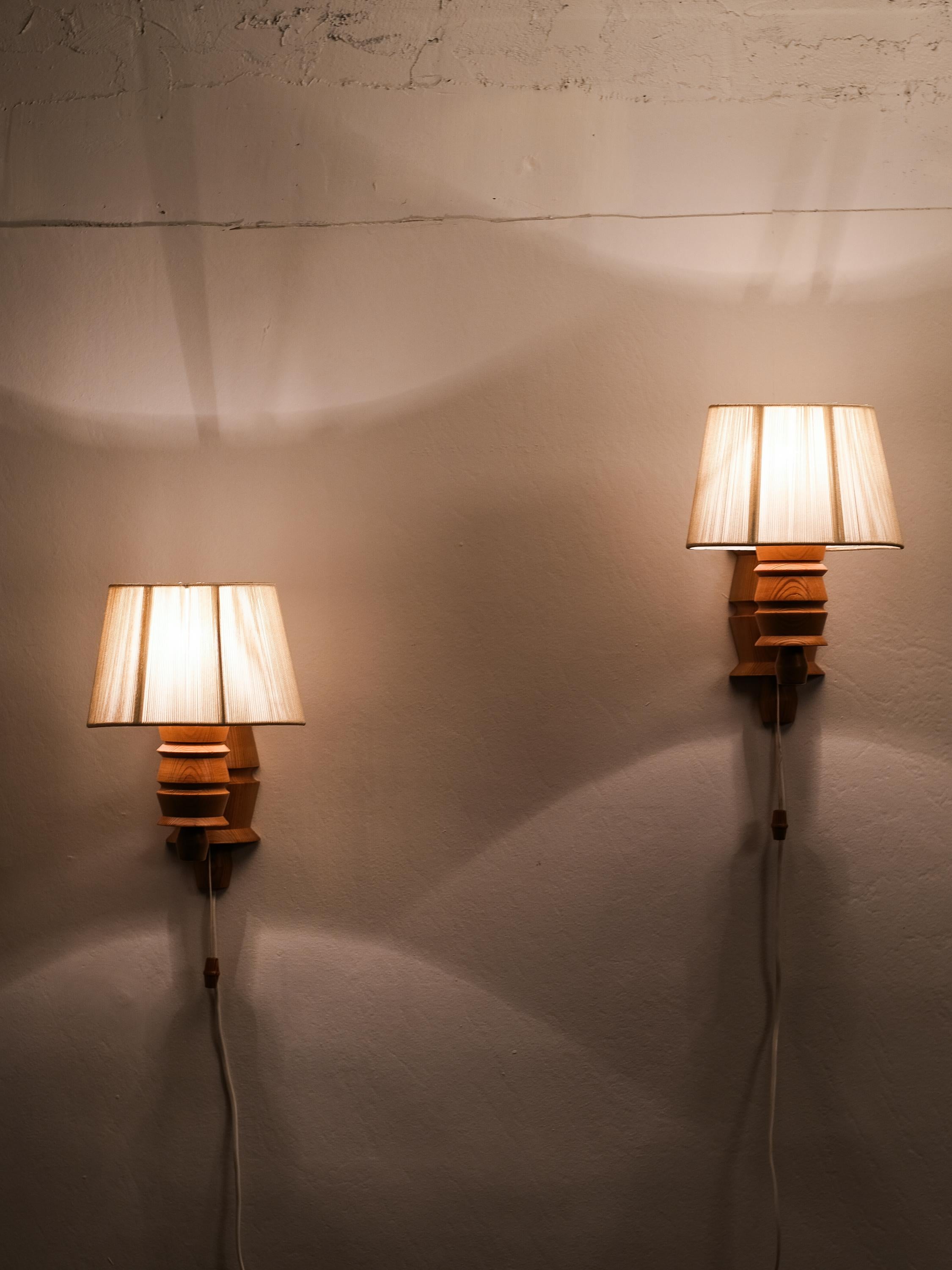Paire de lampes murales suédoises en bois de pin, 1970 en vente 7