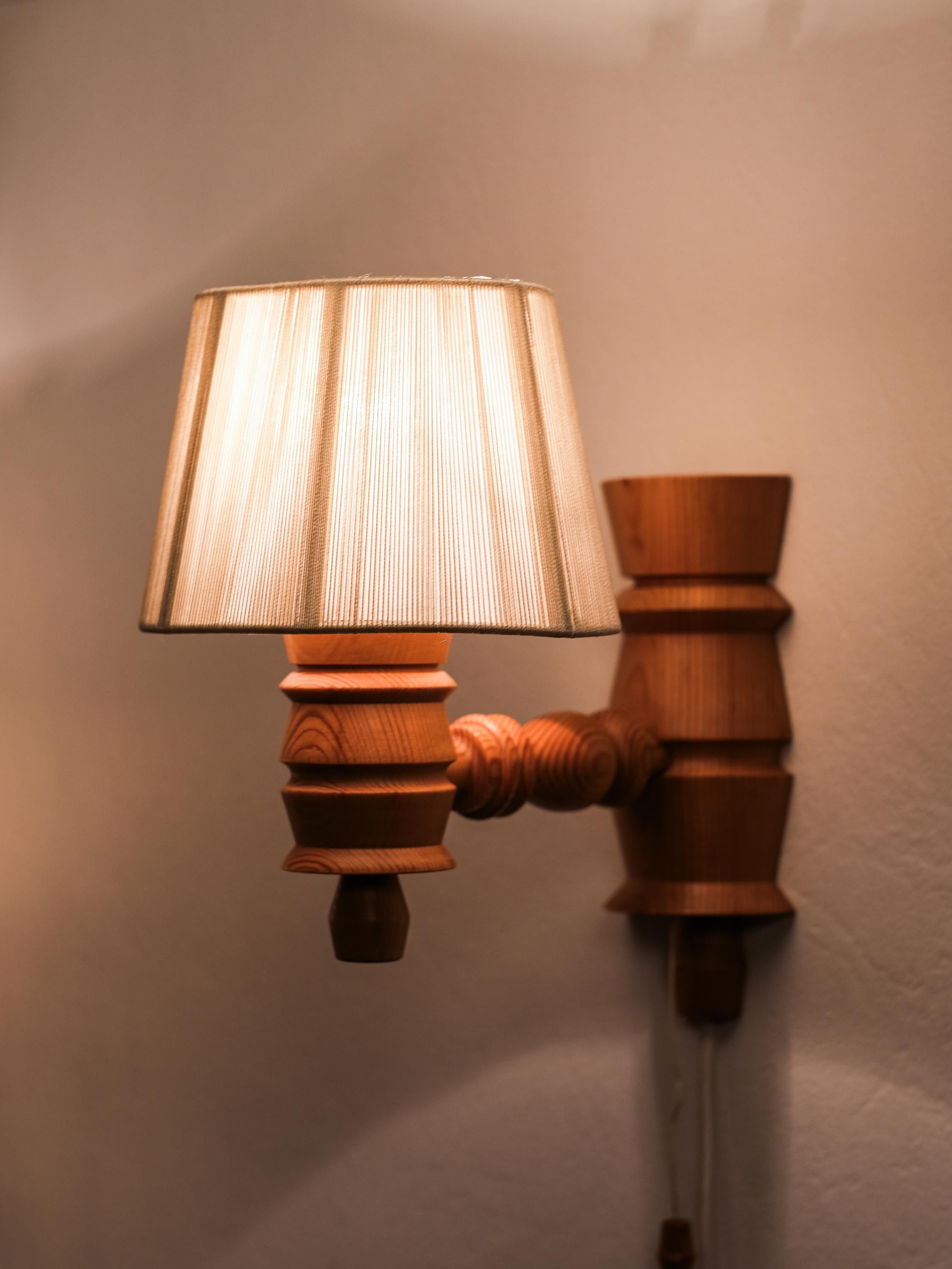 Paire de lampes murales suédoises en bois de pin, 1970 en vente 8
