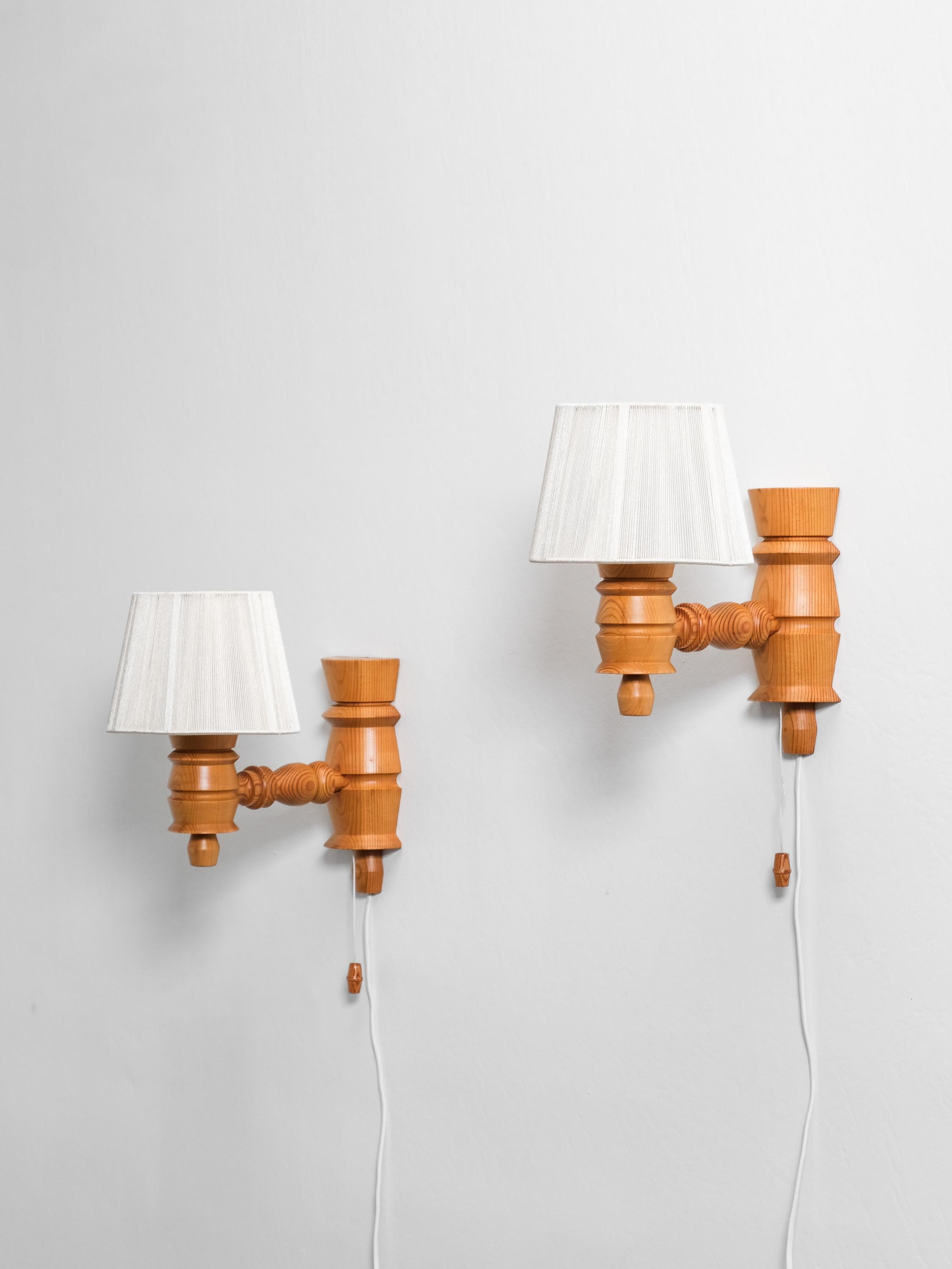 Paire d'appliques suédoises modernes des années 1970 en bois de pin. Ces appliques murales intemporelles de Scandinavie sont d'une grande beauté et d'une grande finesse d'exécution. Cette paire a été fabriquée avec amour pour le matériau, le beau