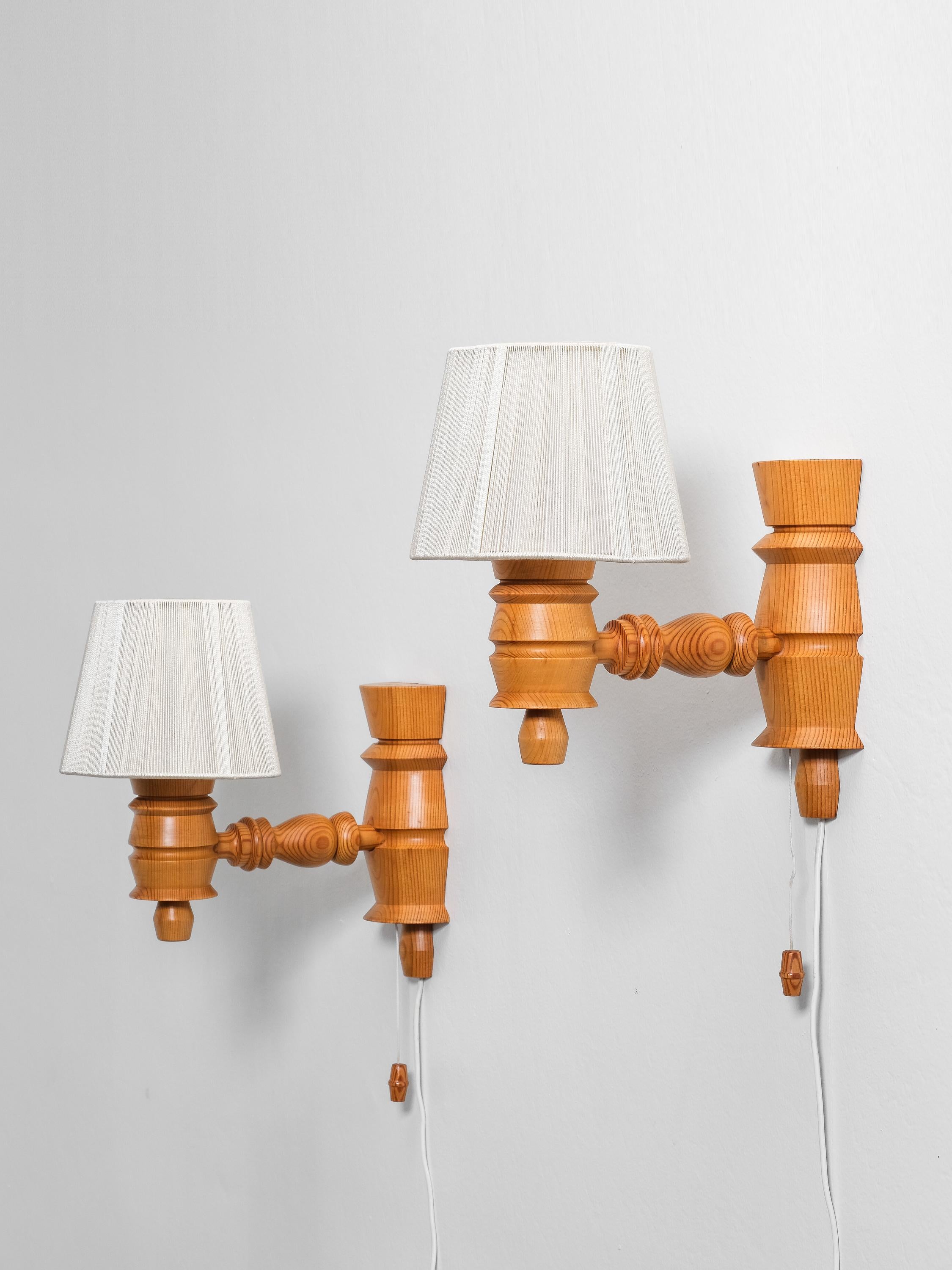 Scandinave moderne Paire de lampes murales suédoises en bois de pin, 1970 en vente