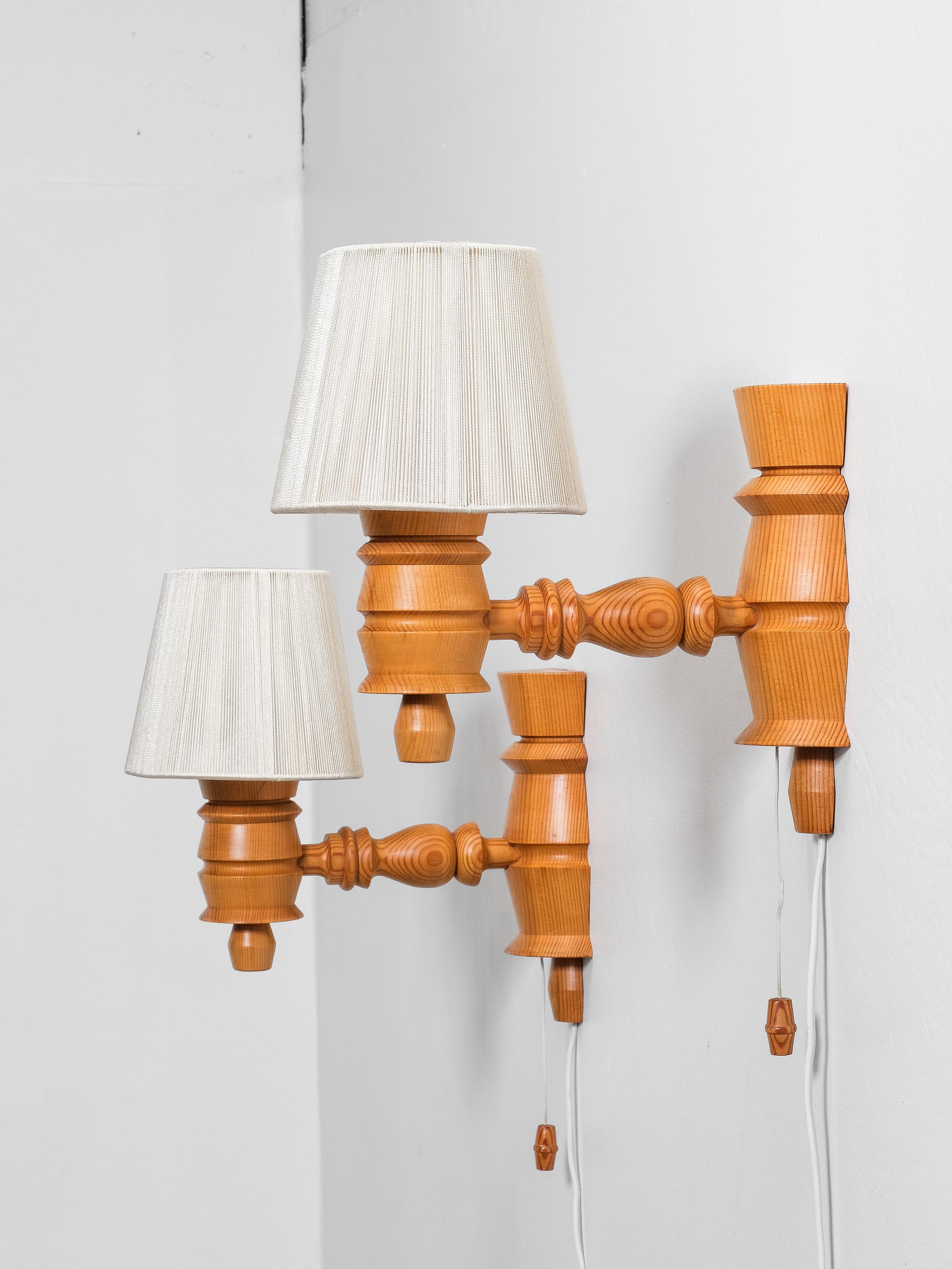 Suédois Paire de lampes murales suédoises en bois de pin, 1970 en vente