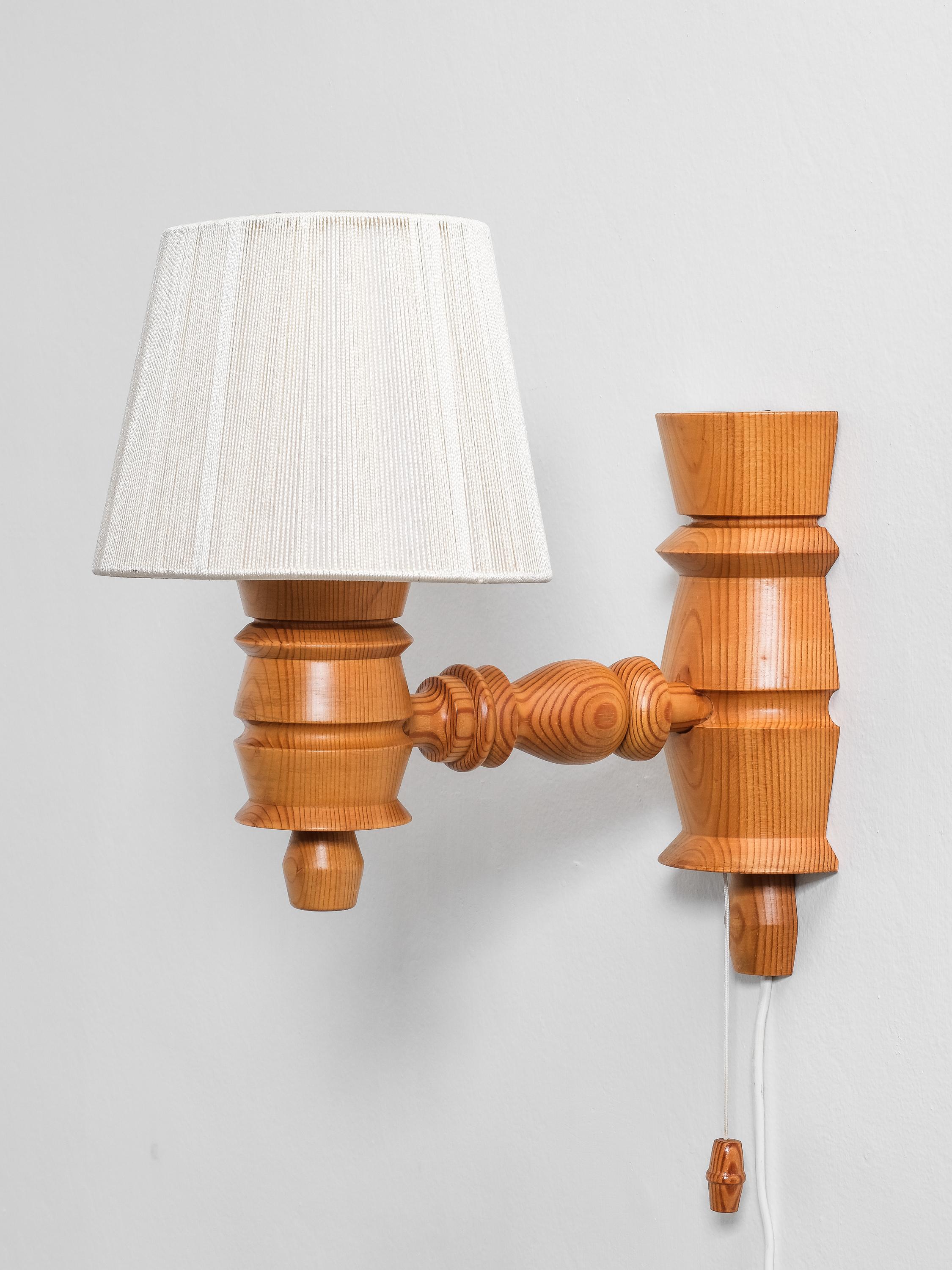 Paire de lampes murales suédoises en bois de pin, 1970 Bon état - En vente à Karis, Nyland
