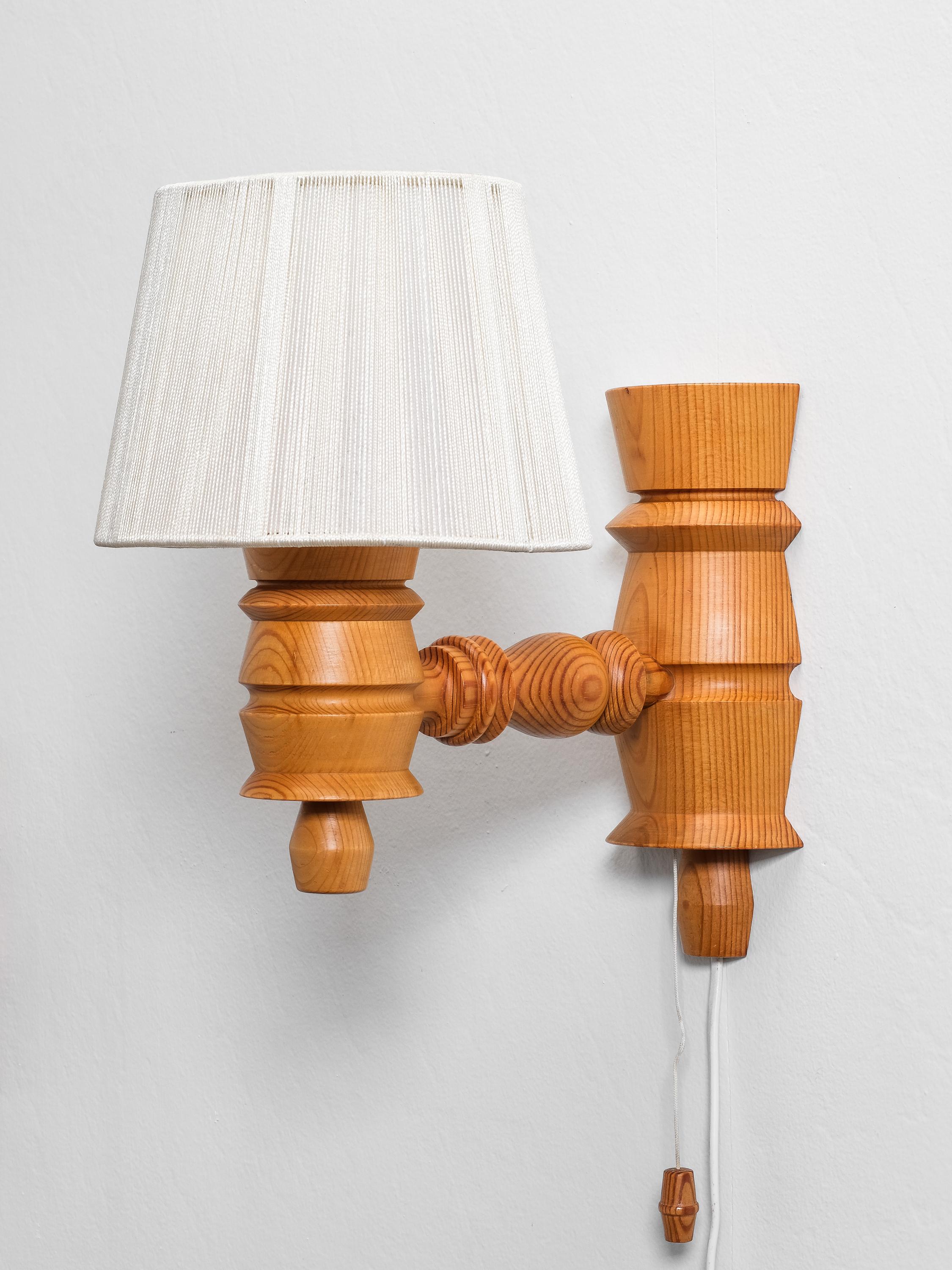 Fin du 20e siècle Paire de lampes murales suédoises en bois de pin, 1970 en vente