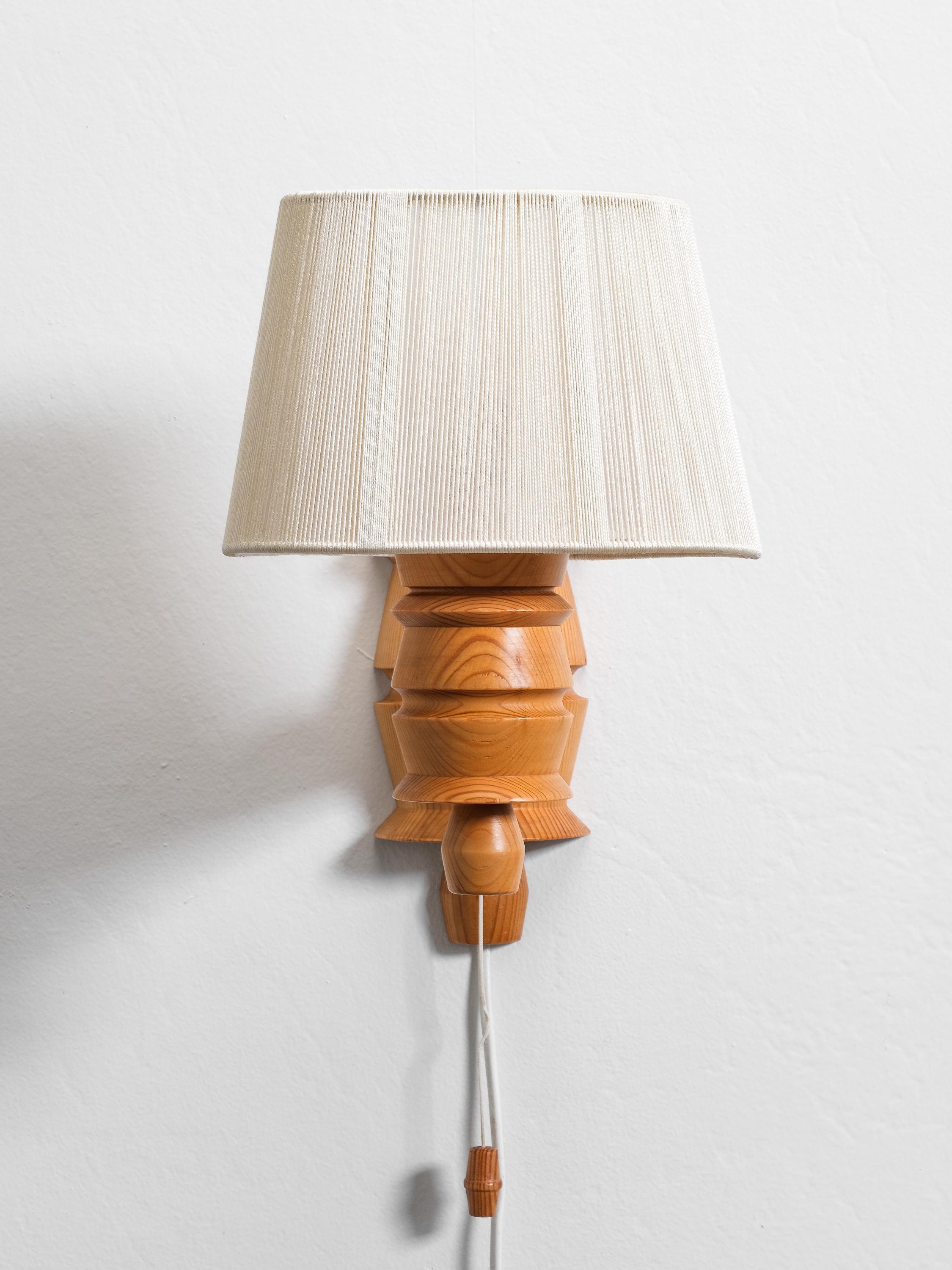 Pin Paire de lampes murales suédoises en bois de pin, 1970 en vente