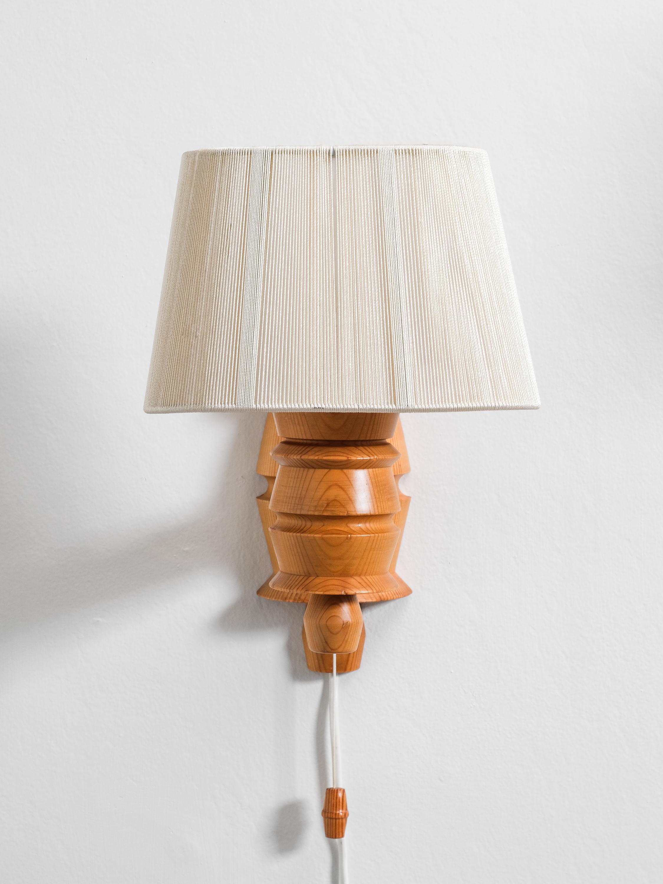 Paire de lampes murales suédoises en bois de pin, 1970 en vente 1