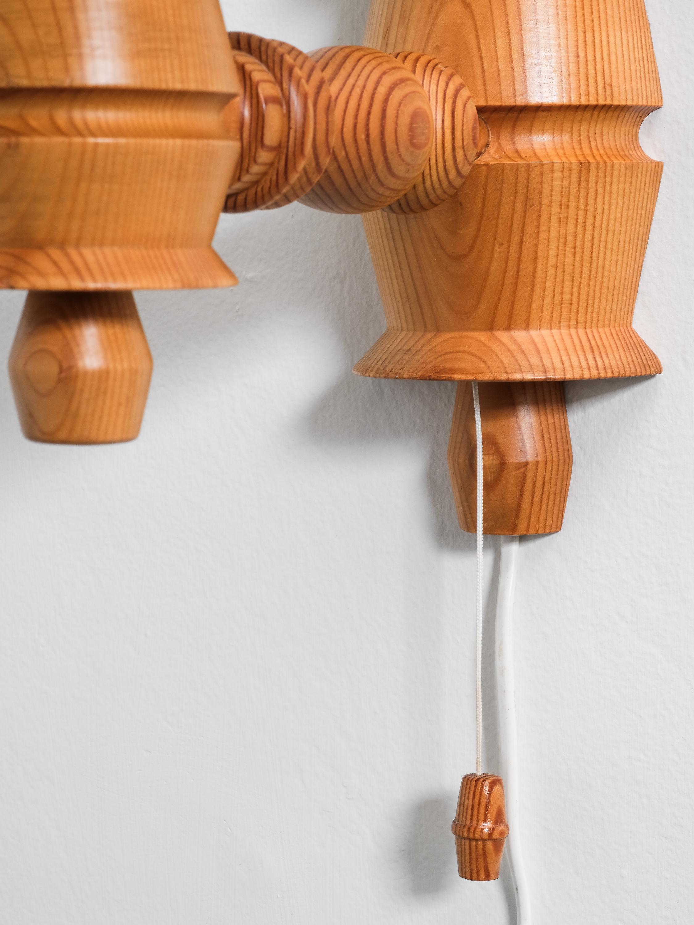 Paire de lampes murales suédoises en bois de pin, 1970 en vente 2