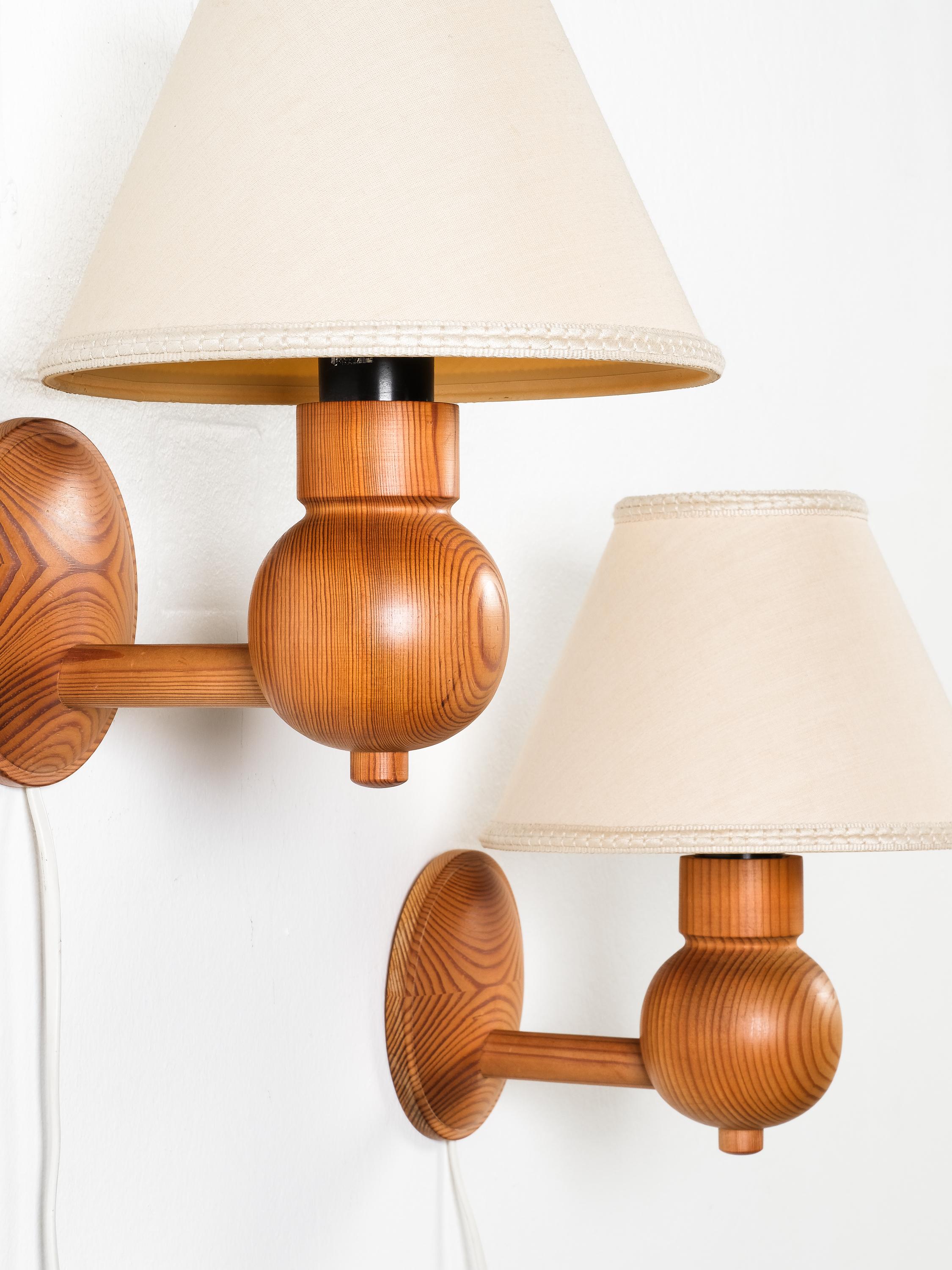 Pair of Swedish Pine Wood Wall Lamps by Aneta, Sweden, 1970s In Good Condition For Sale In Karis, Nyland