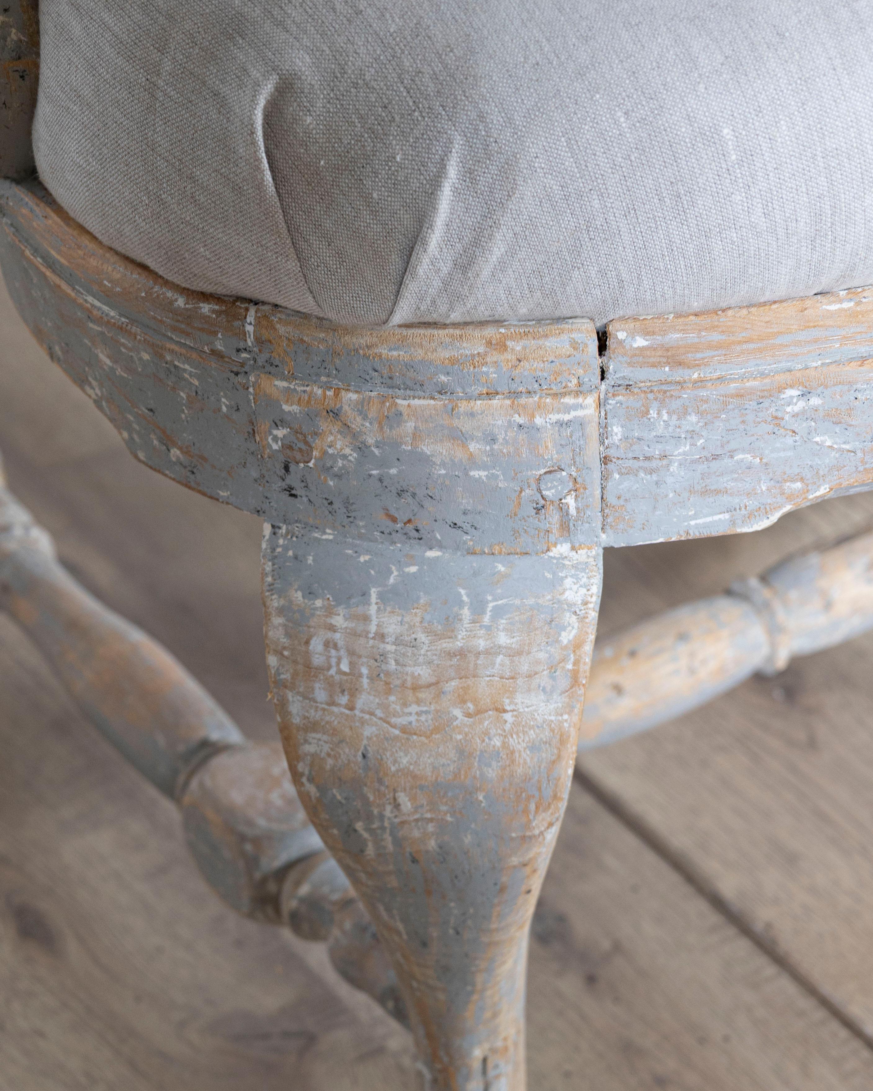Paire de fauteuils suédois rococo sculptés avec patine d'origine en vente 2