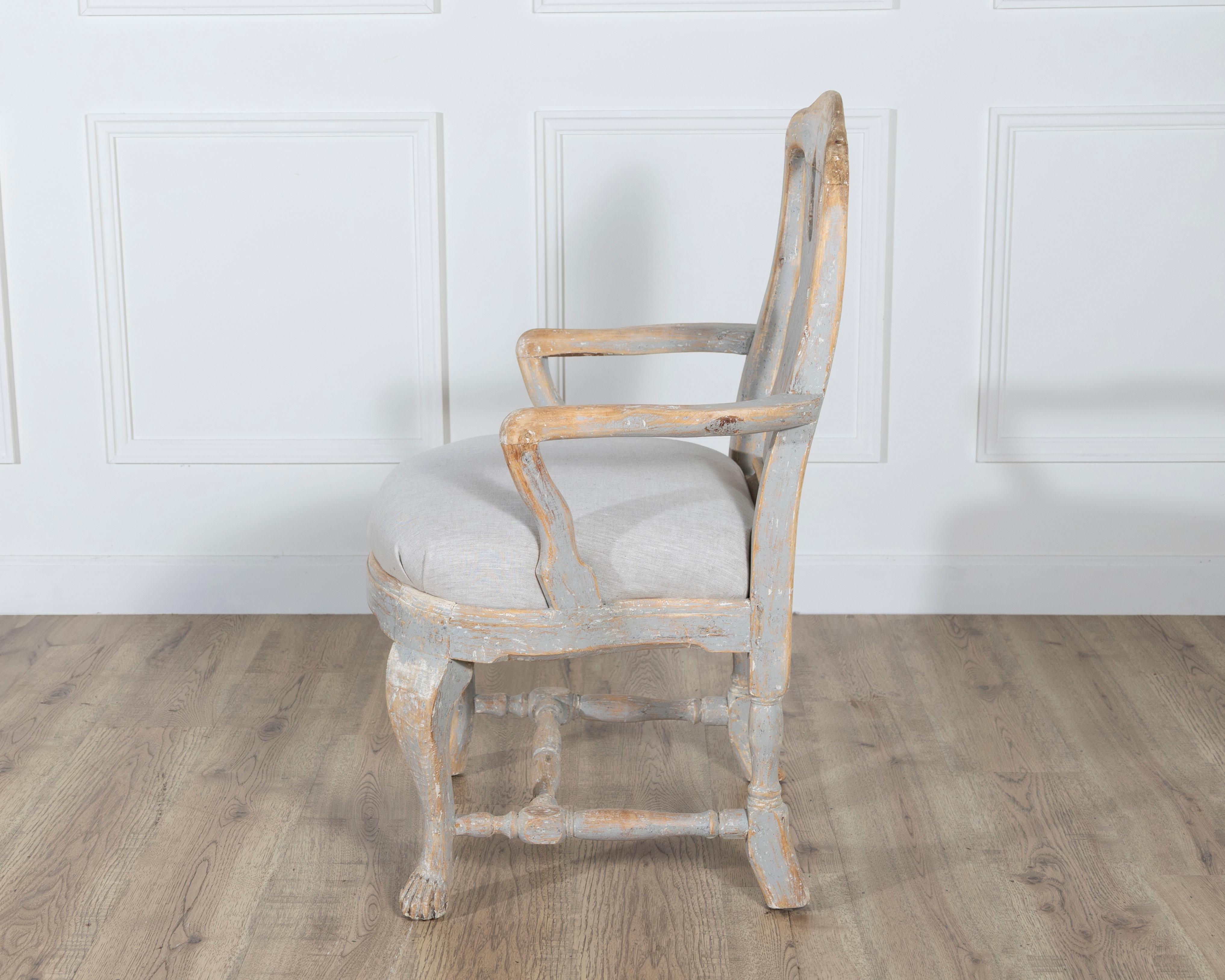 Paire de fauteuils suédois rococo sculptés avec patine d'origine en vente 8