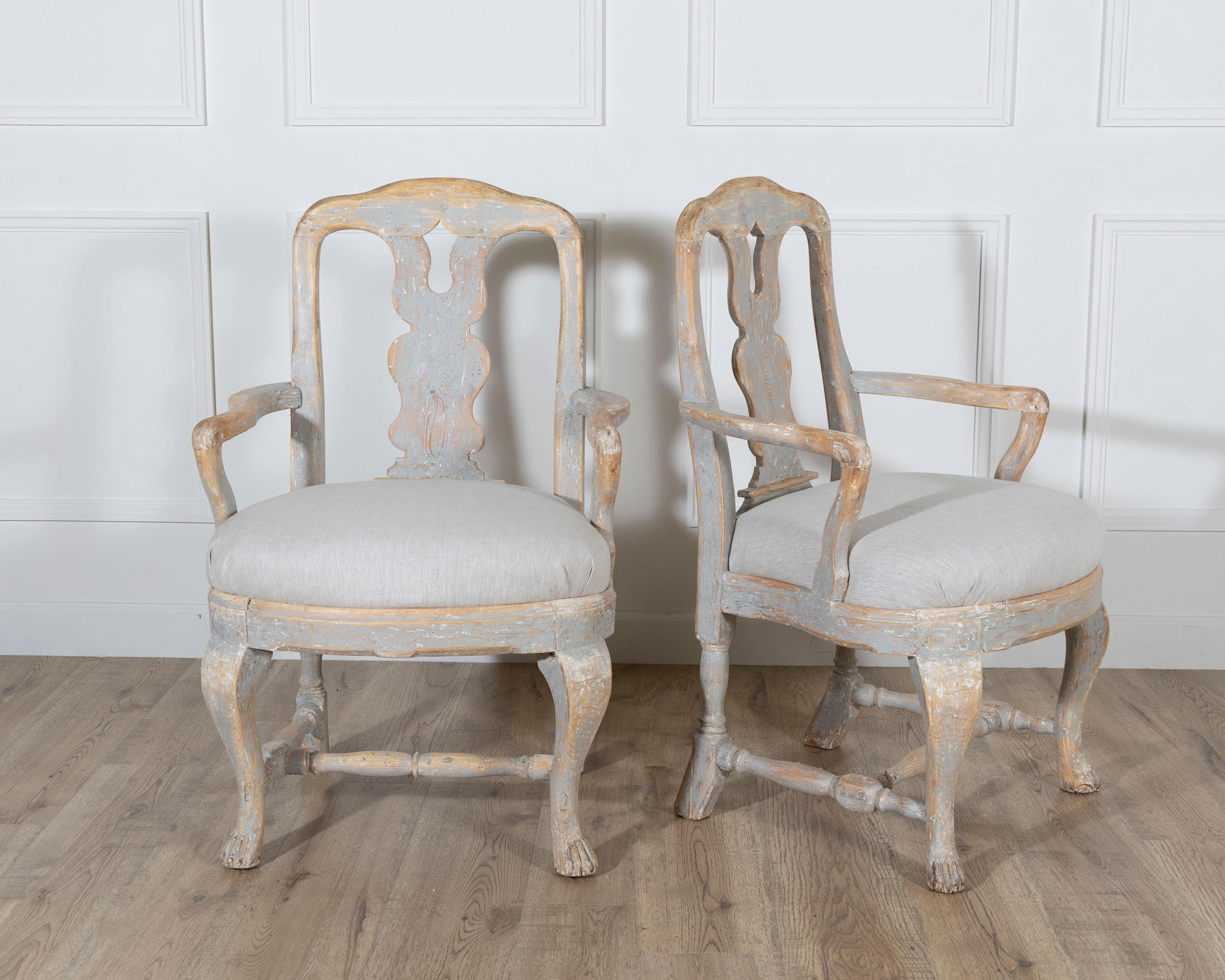 Rococo Paire de fauteuils suédois rococo sculptés avec patine d'origine en vente
