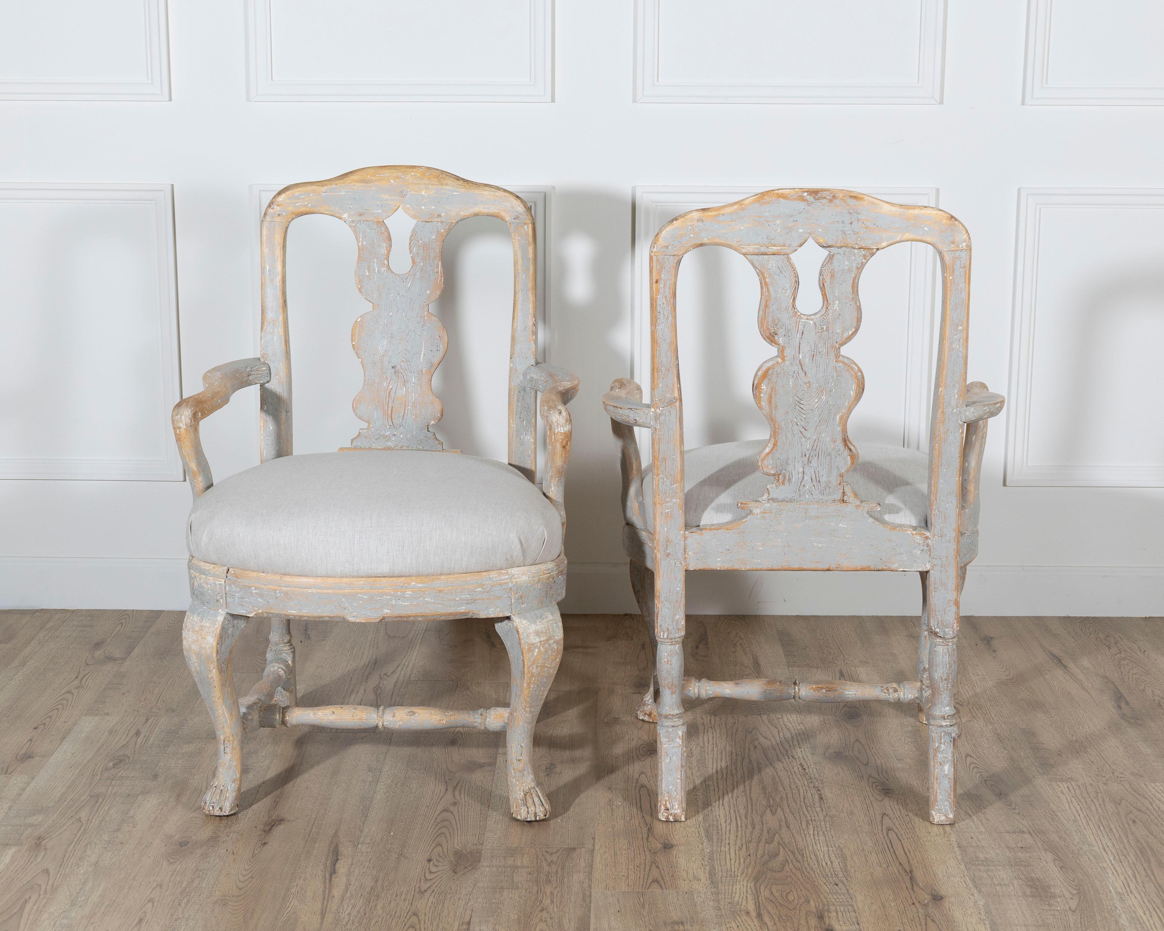 Peint Paire de fauteuils suédois rococo sculptés avec patine d'origine en vente