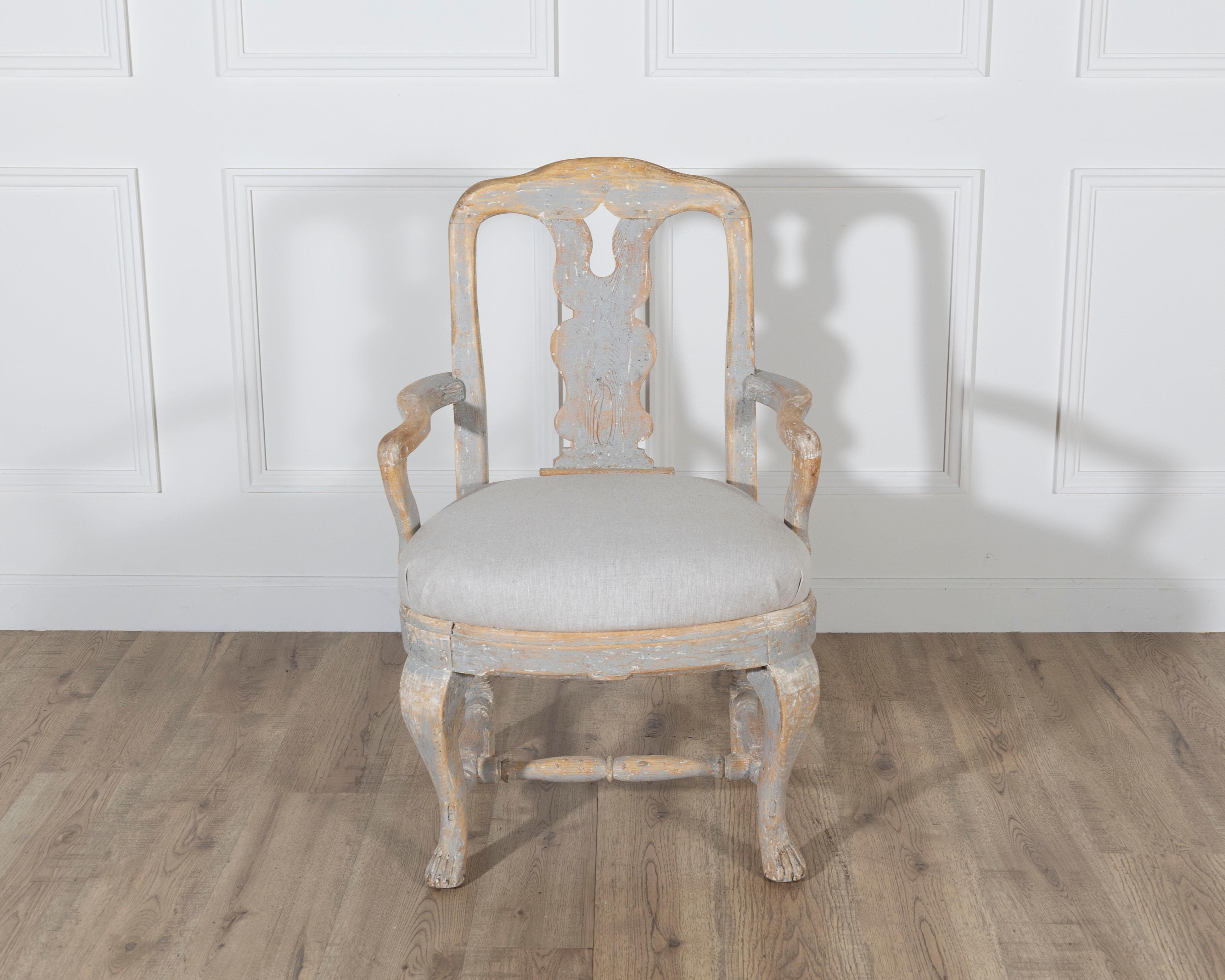 XVIIIe siècle et antérieur Paire de fauteuils suédois rococo sculptés avec patine d'origine en vente