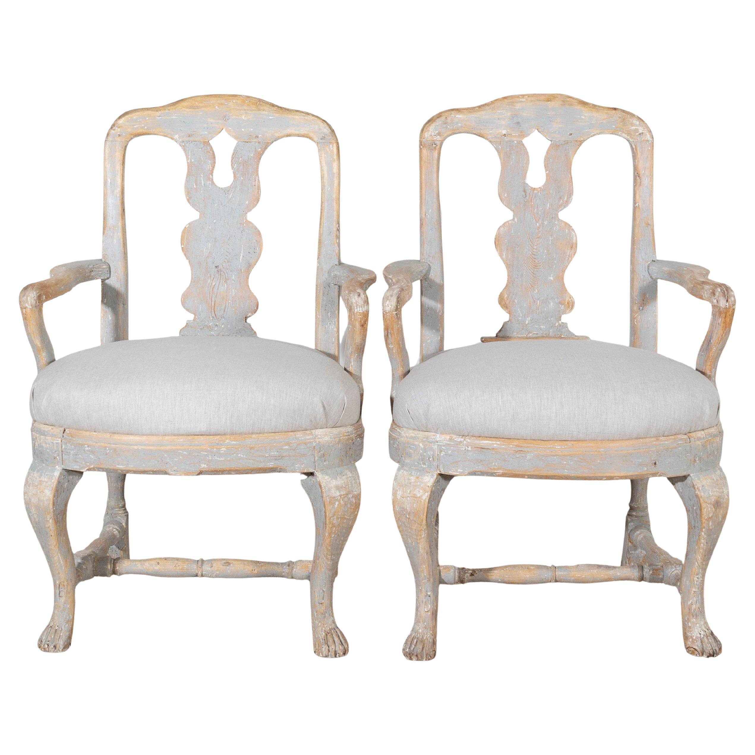 Paire de fauteuils suédois rococo sculptés avec patine d'origine en vente