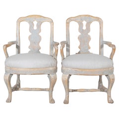 Paire de fauteuils suédois rococo sculptés avec patine d'origine