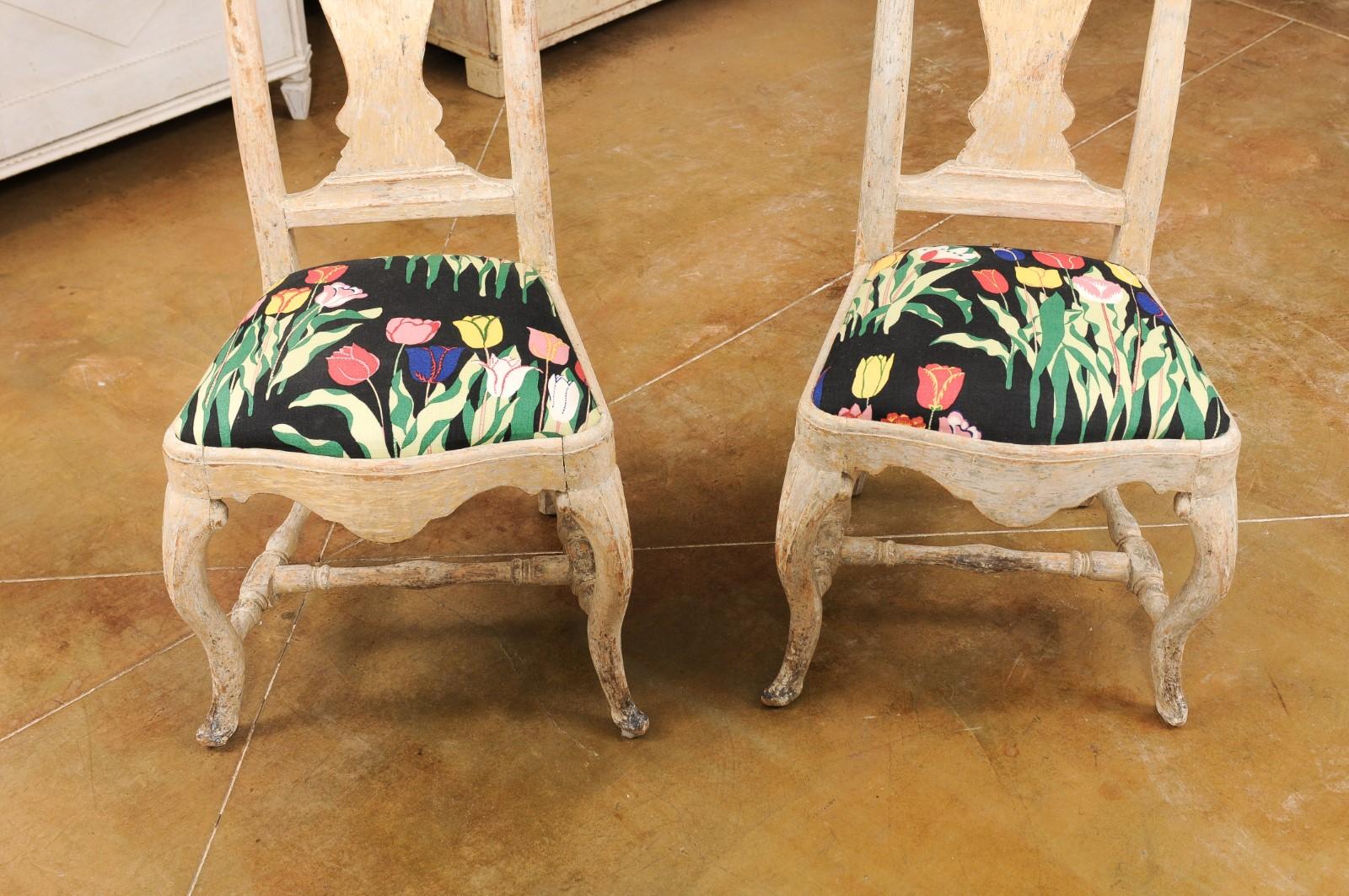 Paire de chaises d'appoint sudoises d'poque rococo du 18me sicle avec clisses sculptes en vente 4
