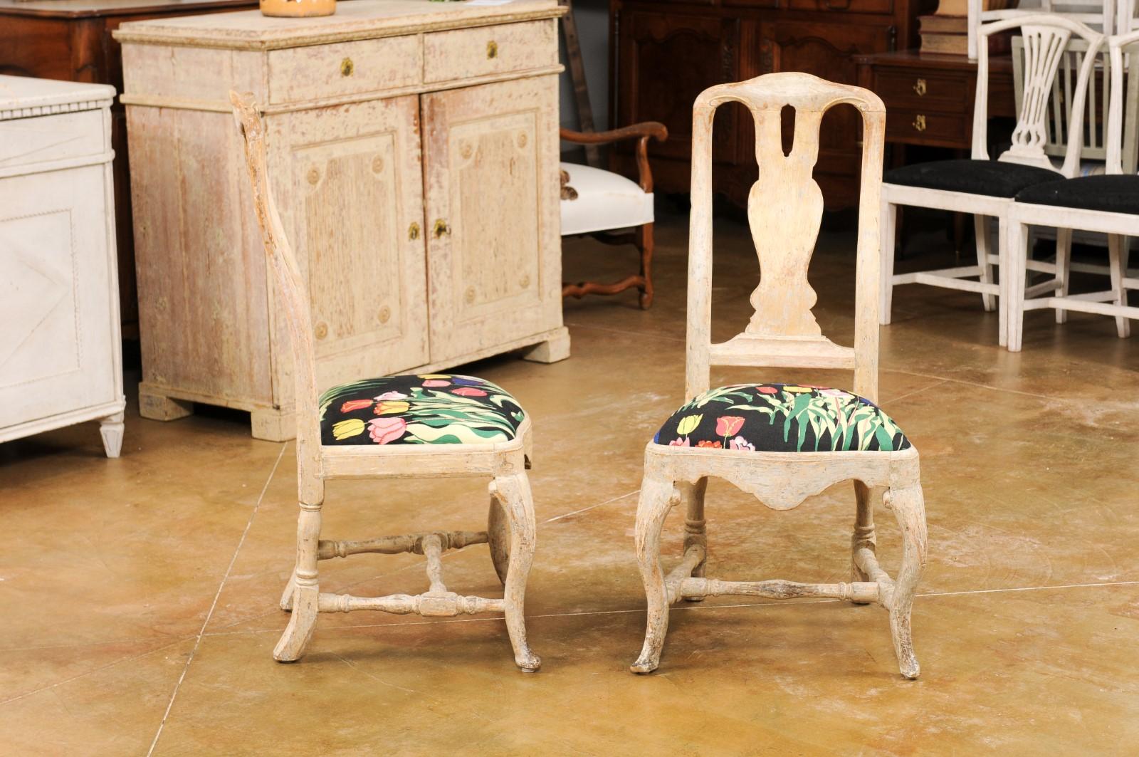 Suédois Paire de chaises d'appoint sudoises d'poque rococo du 18me sicle avec clisses sculptes en vente