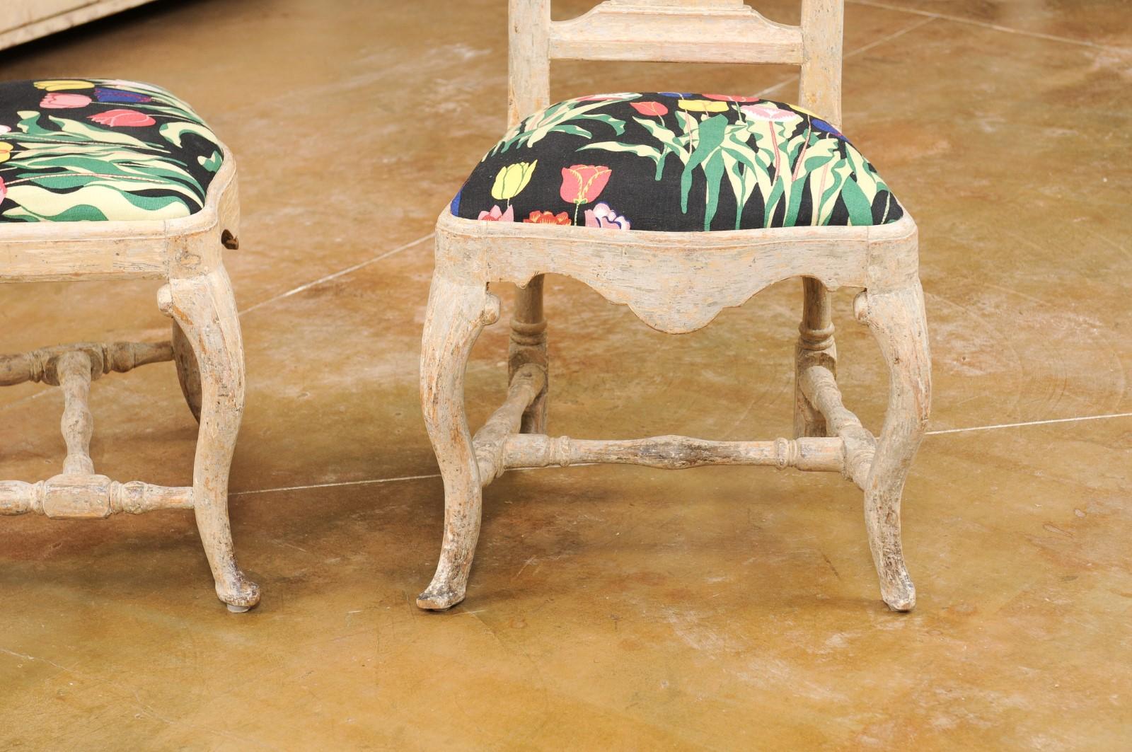 Tourné Paire de chaises d'appoint sudoises d'poque rococo du 18me sicle avec clisses sculptes en vente