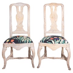 Paire de chaises d'appoint sudoises d'poque rococo du 18me sicle avec clisses sculptes