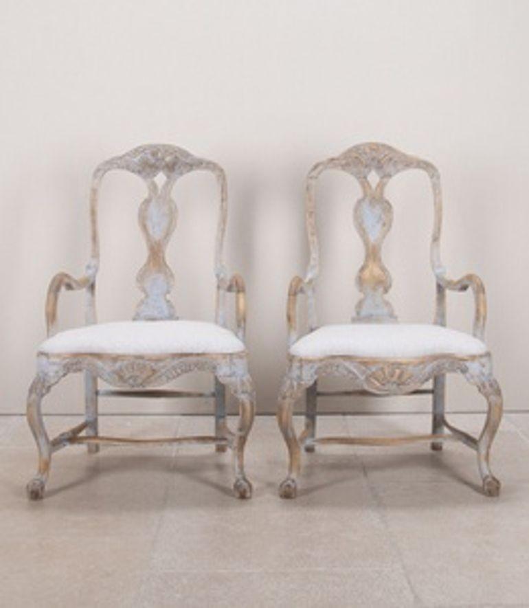 Une belle paire de fauteuils suédois Lindome de la fin du XVIIIe siècle. Excellente sculpture et forme, peinture bleue postérieure. Circa 1770.