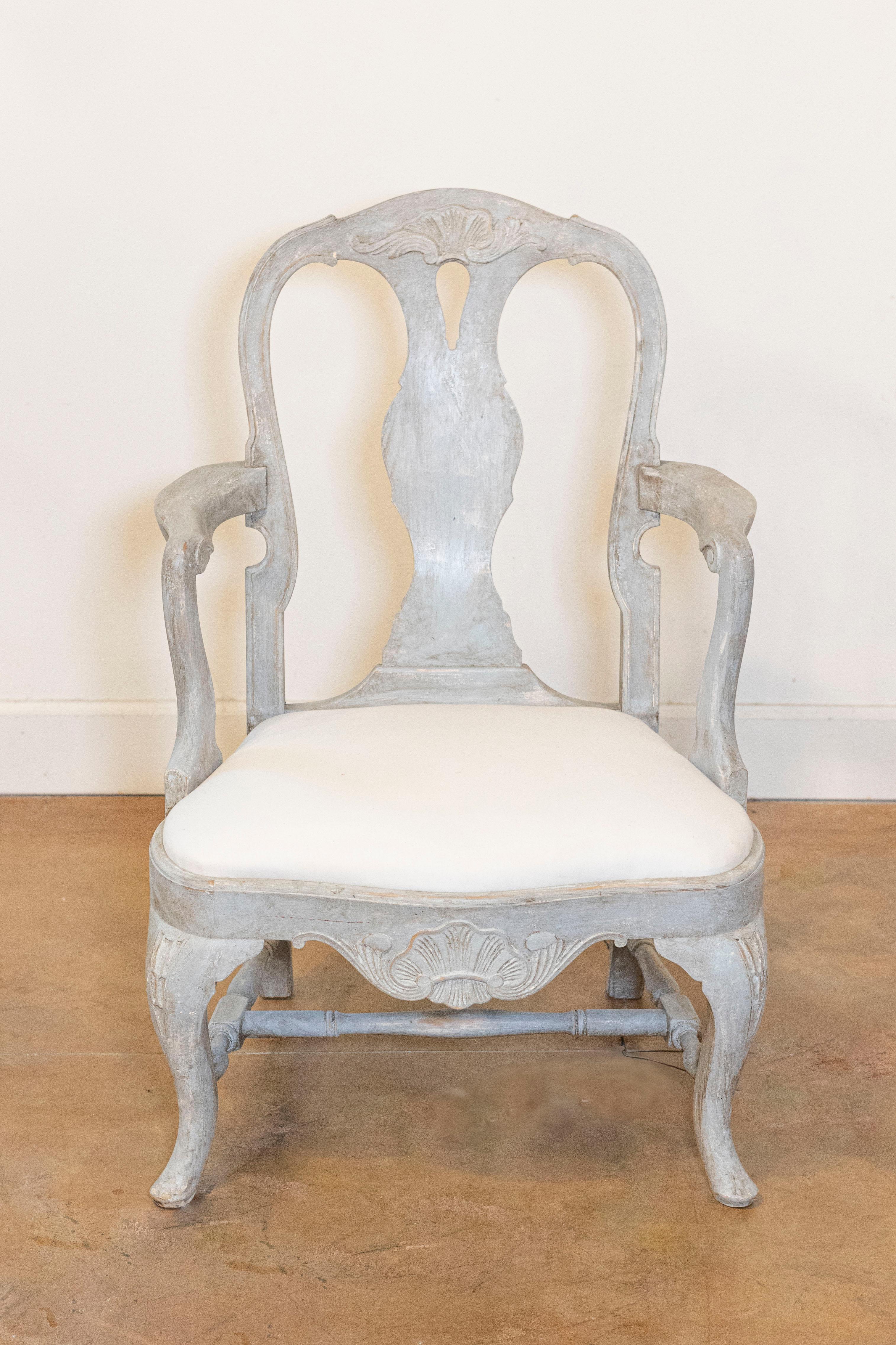 Rococò Coppia di poltrone in legno dipinto in stile rococò svedese del 1890 in vendita