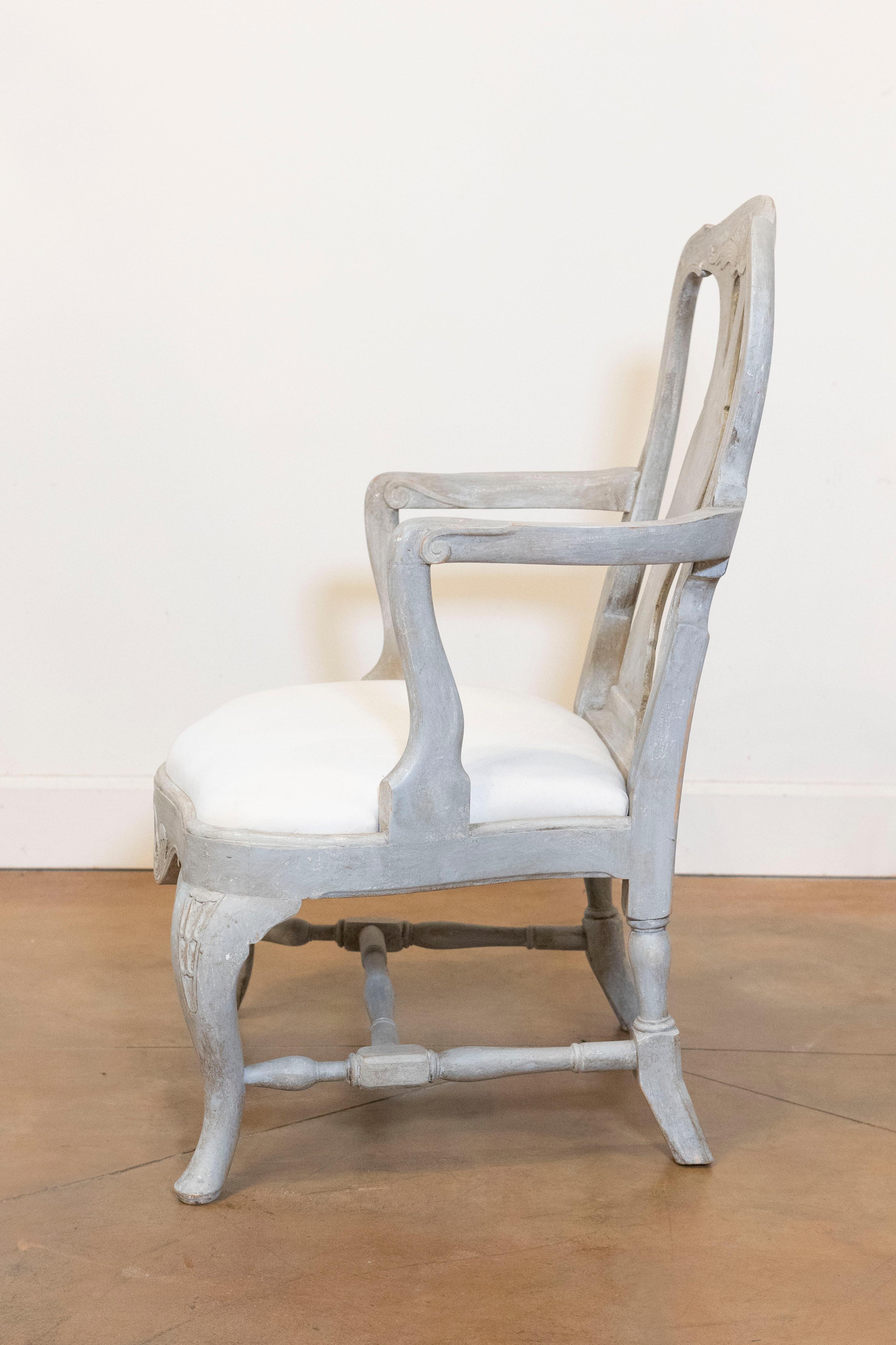 Intagliato Coppia di poltrone in legno dipinto in stile rococò svedese del 1890 in vendita