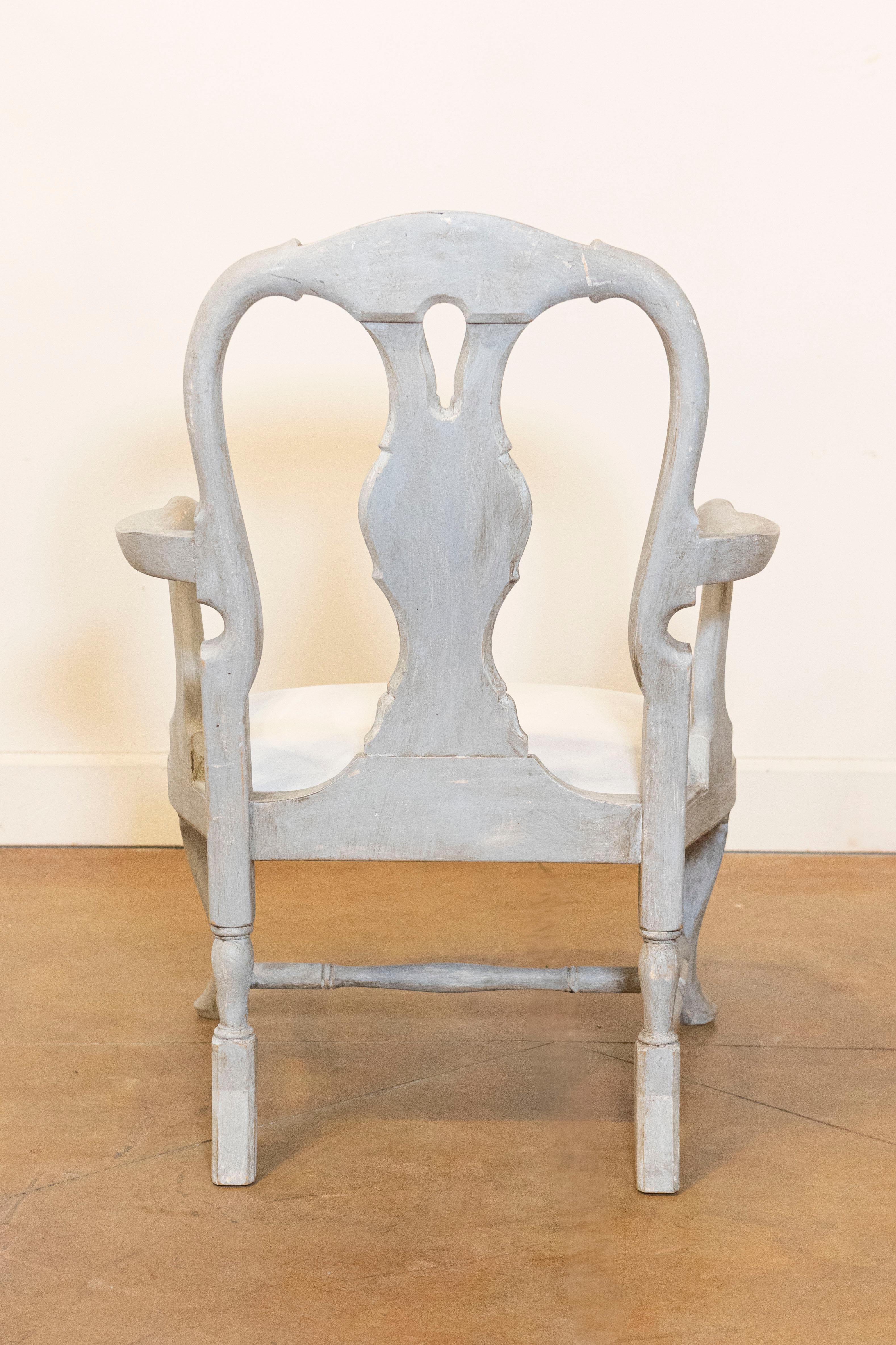 Coppia di poltrone in legno dipinto in stile rococò svedese del 1890 In condizioni buone in vendita a Atlanta, GA