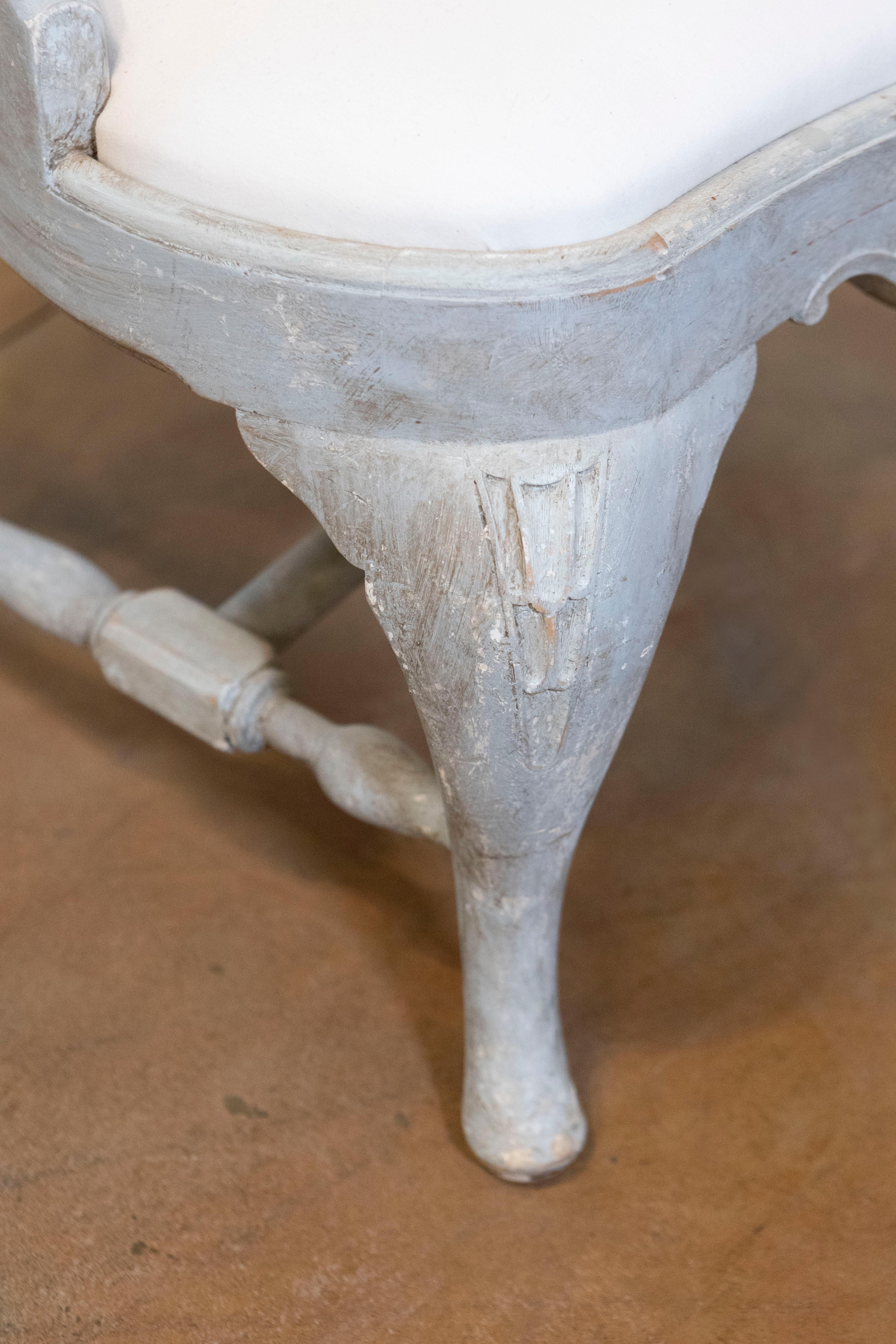 XIX secolo Coppia di poltrone in legno dipinto in stile rococò svedese del 1890 in vendita