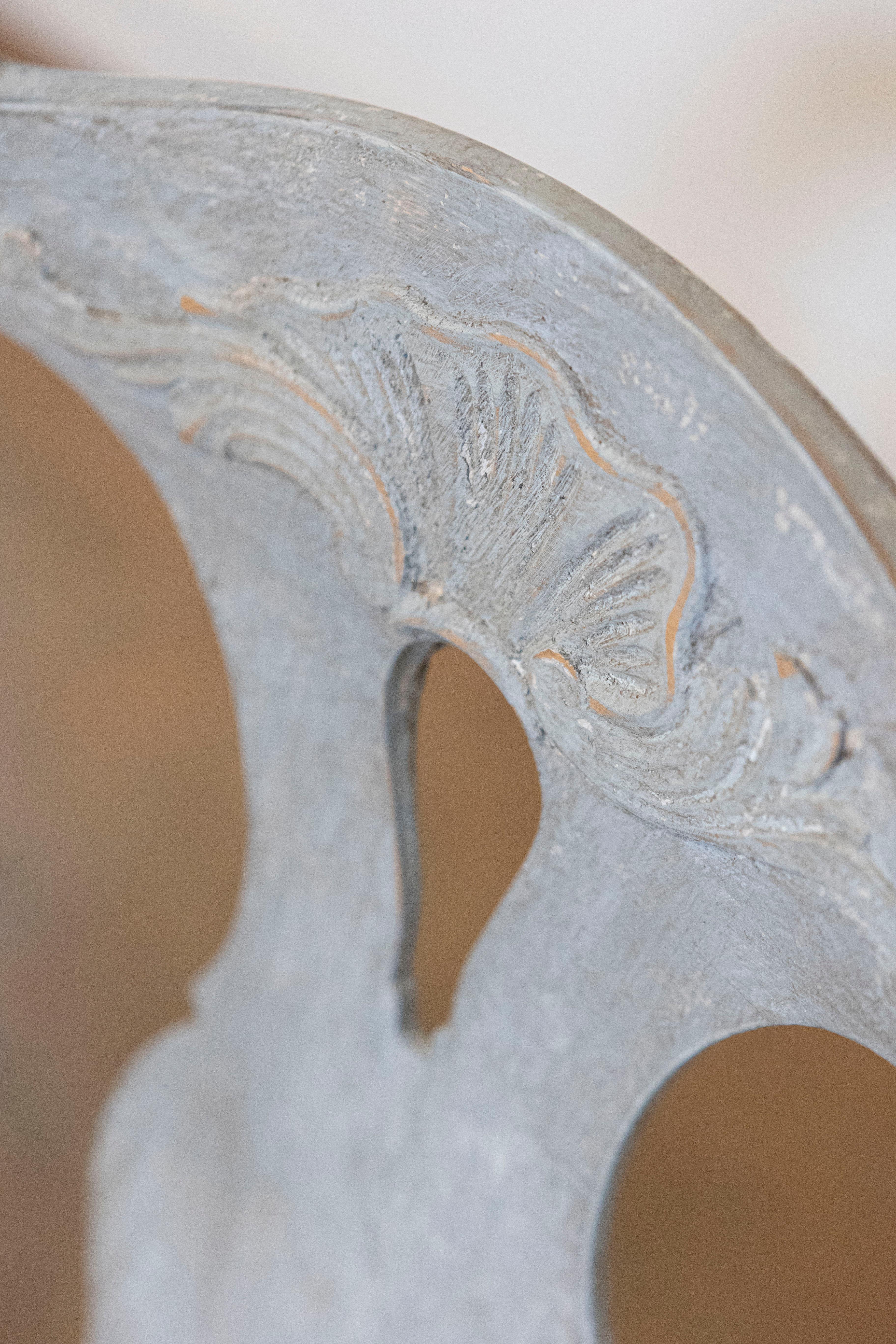 Tappezzeria Coppia di poltrone in legno dipinto in stile rococò svedese del 1890 in vendita