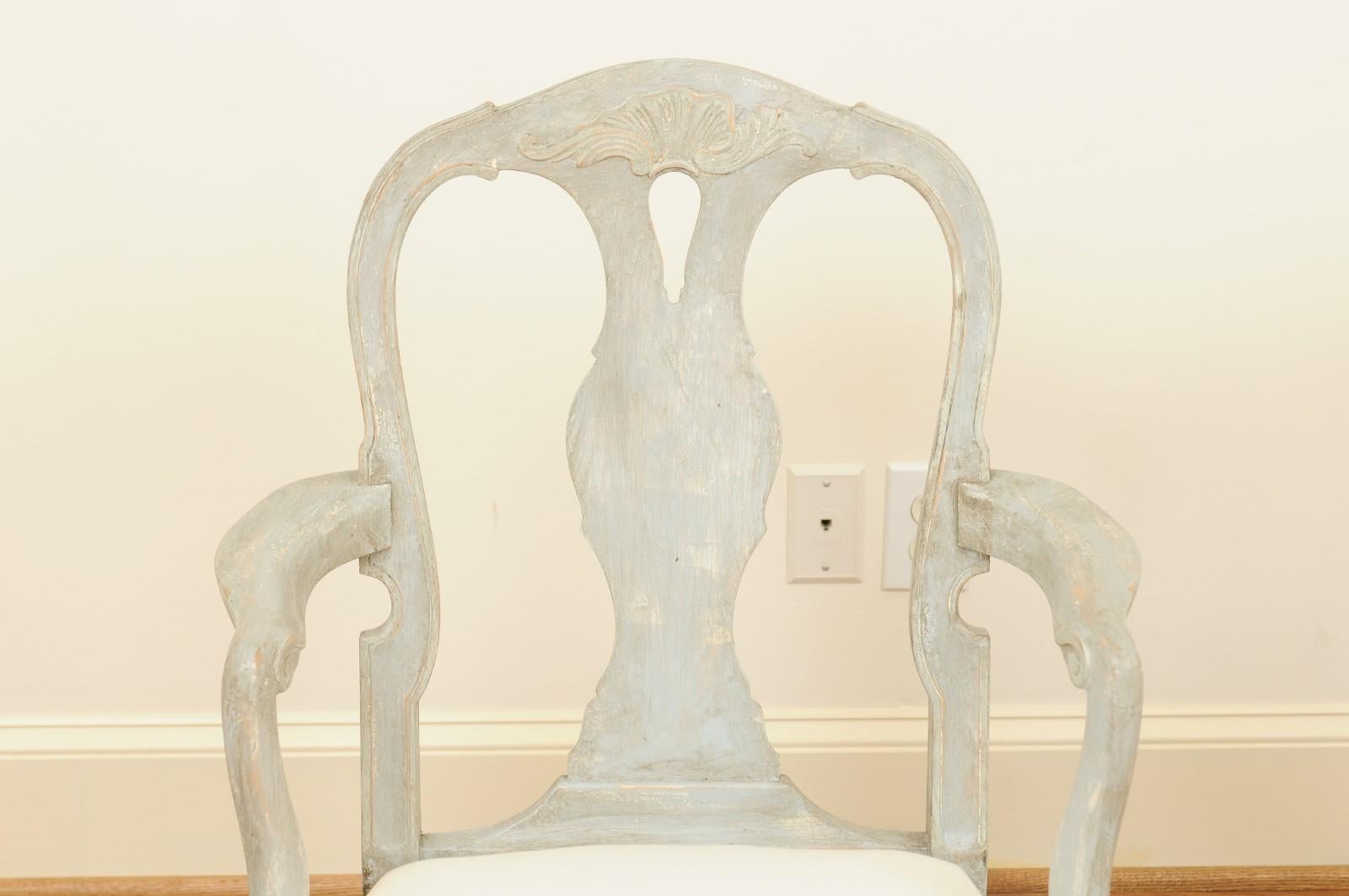 Tissu d'ameublement Paire de fauteuils suédois de style rococo en bois peint des années 1890 en vente