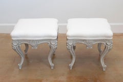 Paar schwedische, geschnitzte, bemalte und gepolsterte Hocker im Rokoko-Stil, um 1890